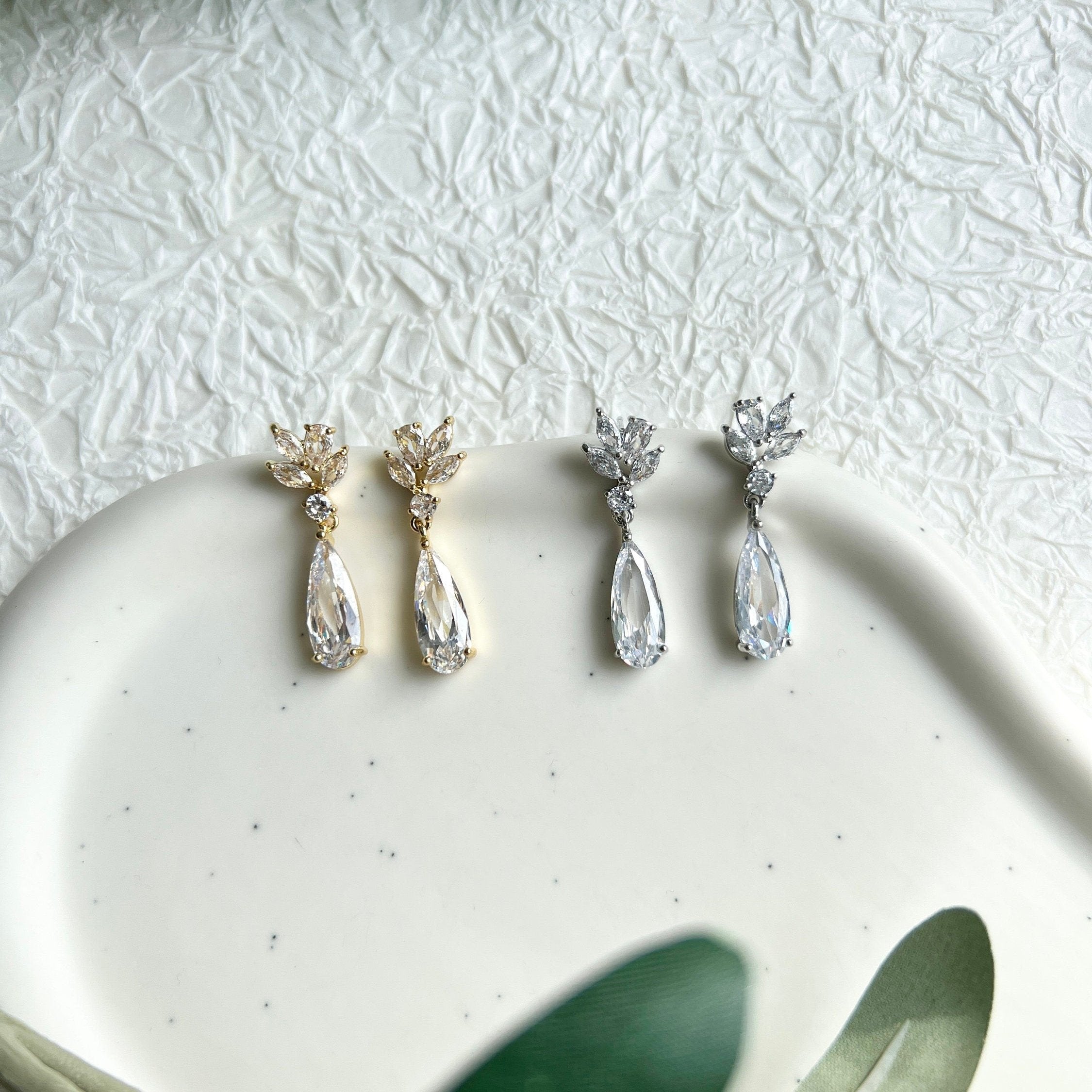 Brautohrringe, funkelnde Zirkoniasteine, Silber, Gold, elegante Ohrringe, Brautschmuck, - Silber-Ohrringe-Schmuckblüte