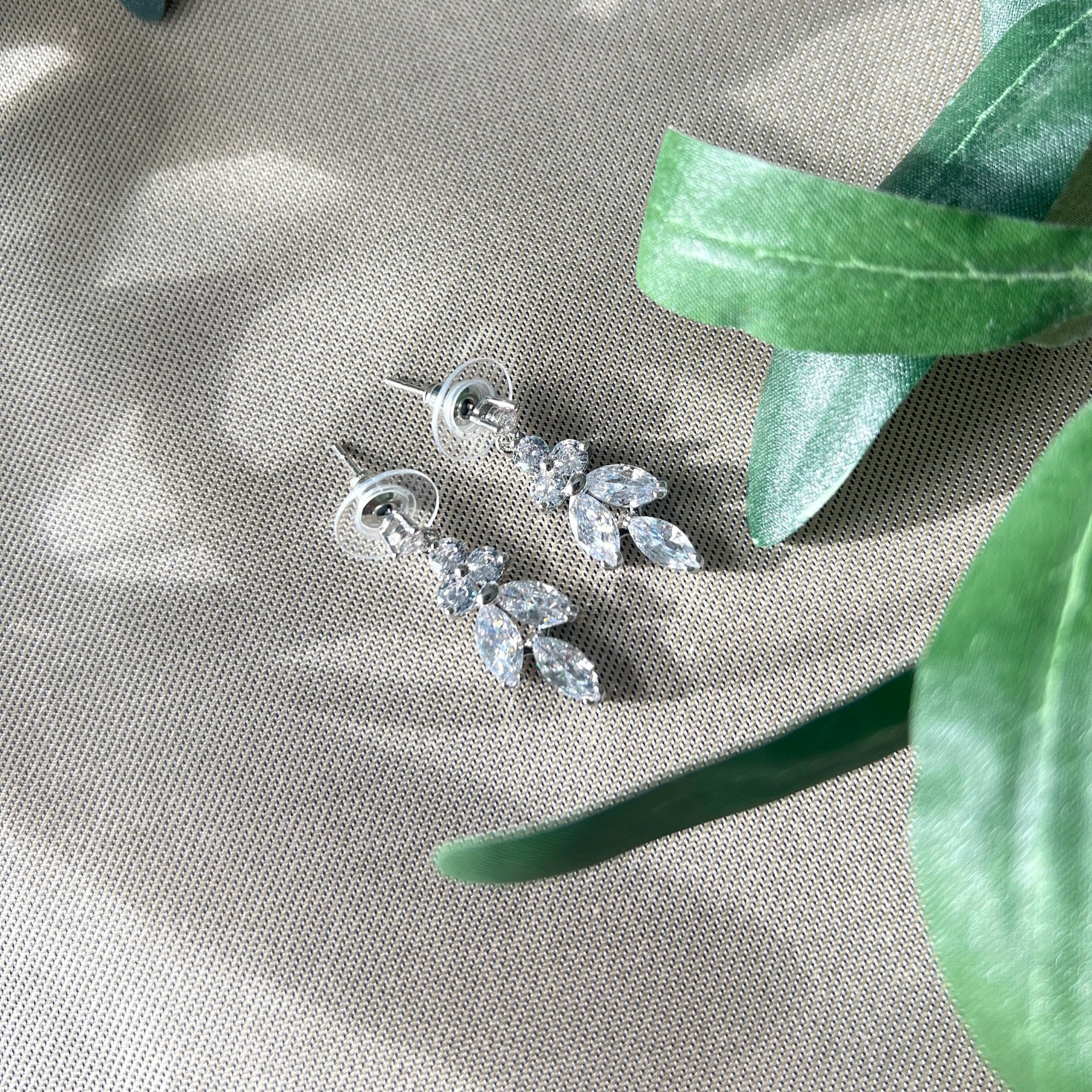 Brautohrringe, funkelnde Ohrstecker mit feinen Zirkoniasteine, Silber, Gold, oder Roségold, elegante Ohrringe, hochwertiger Brautschmuck, Haengeohrringe, zarte Brautohrstecker, Schmuckblüte