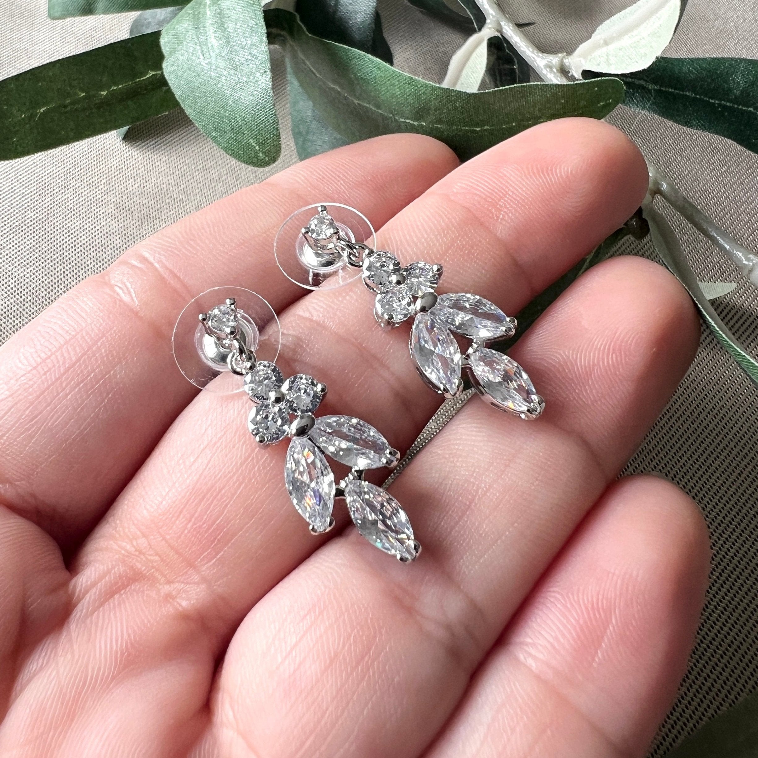 Brautohrringe, funkelnde Ohrstecker mit feinen Zirkoniasteine, Silber, Gold, oder Roségold, elegante Ohrringe, hochwertiger Brautschmuck, Haengeohrringe, zarte Brautohrstecker, Schmuckblüte