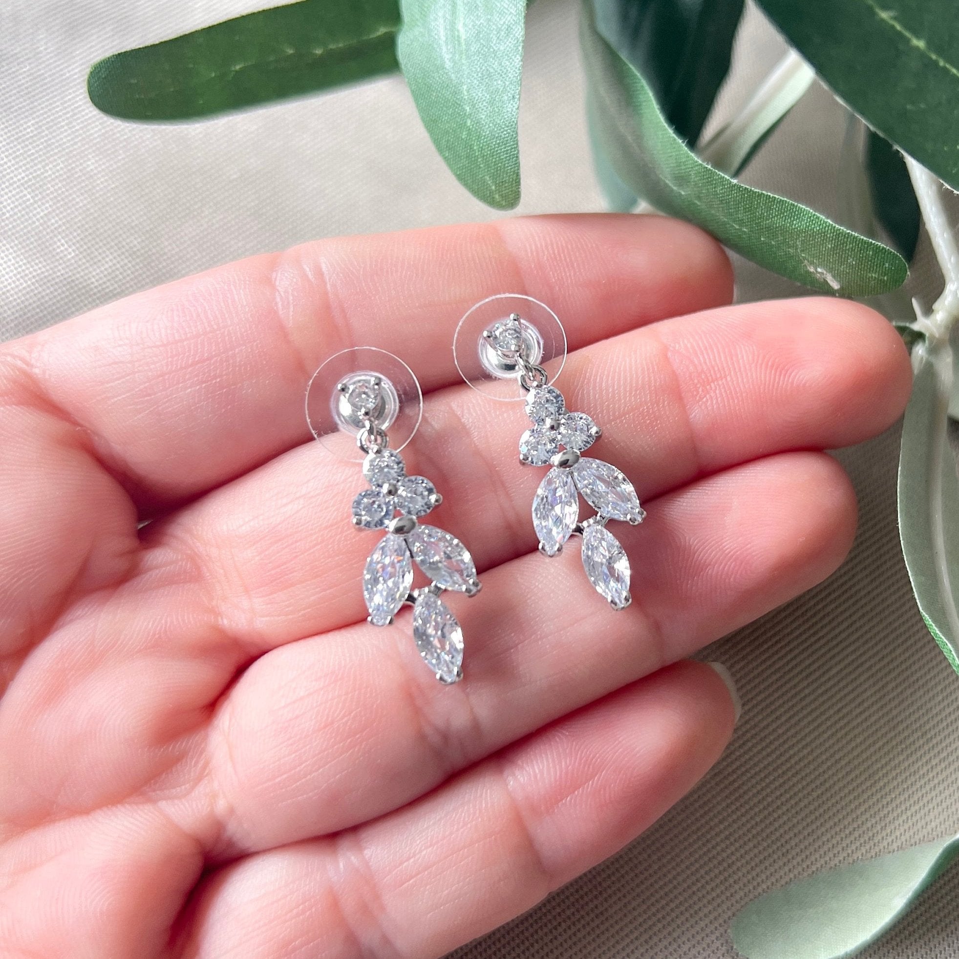 Brautohrringe, funkelnde Ohrstecker mit feinen Zirkoniasteine, Silber, Gold, oder Roségold, elegante Ohrringe, hochwertiger Brautschmuck, Haengeohrringe, zarte Brautohrstecker, Schmuckblüte