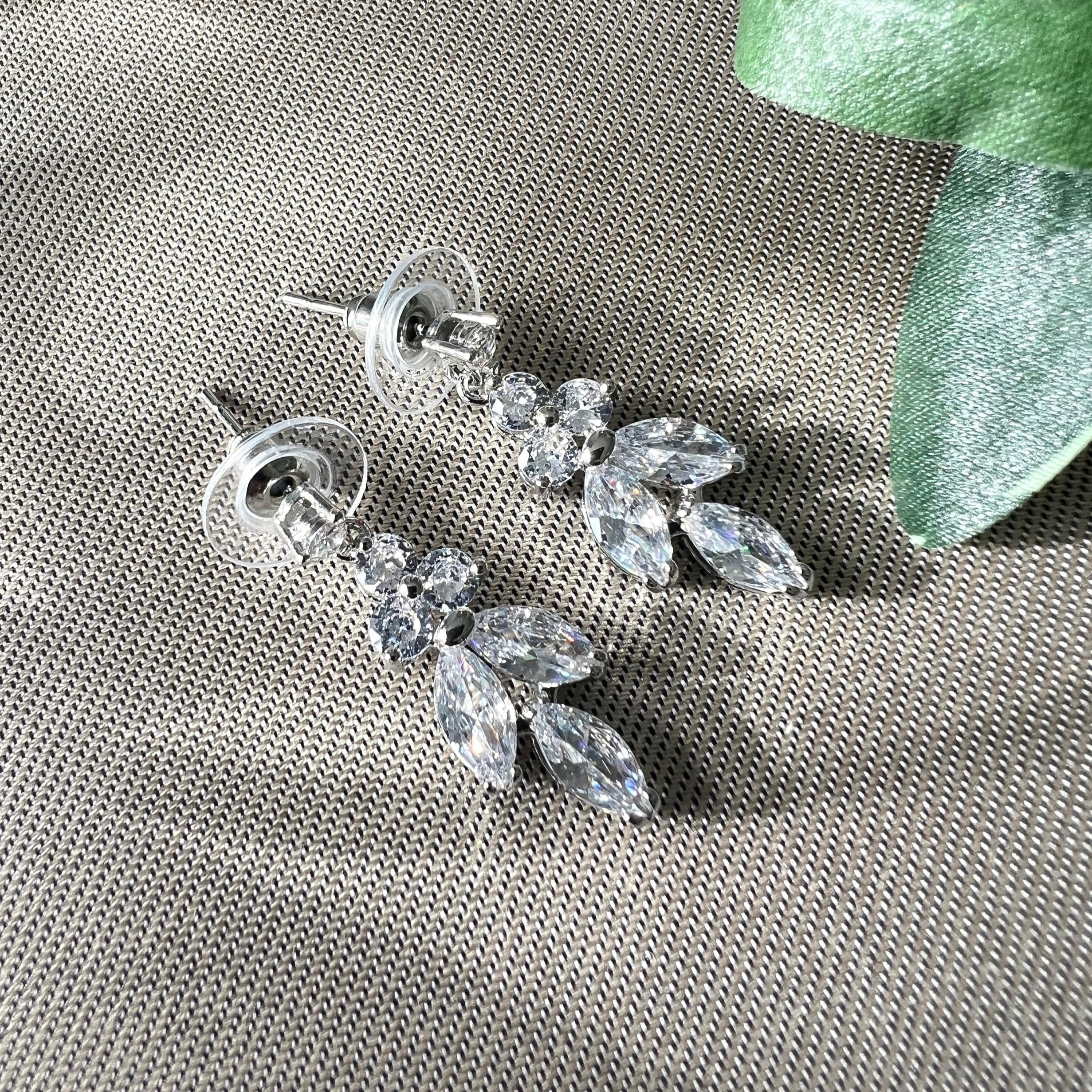 Brautohrringe, funkelnde Ohrstecker mit feinen Zirkoniasteine, Silber, Gold, oder Roségold, elegante Ohrringe, hochwertiger Brautschmuck, Haengeohrringe, zarte Brautohrstecker, Schmuckblüte