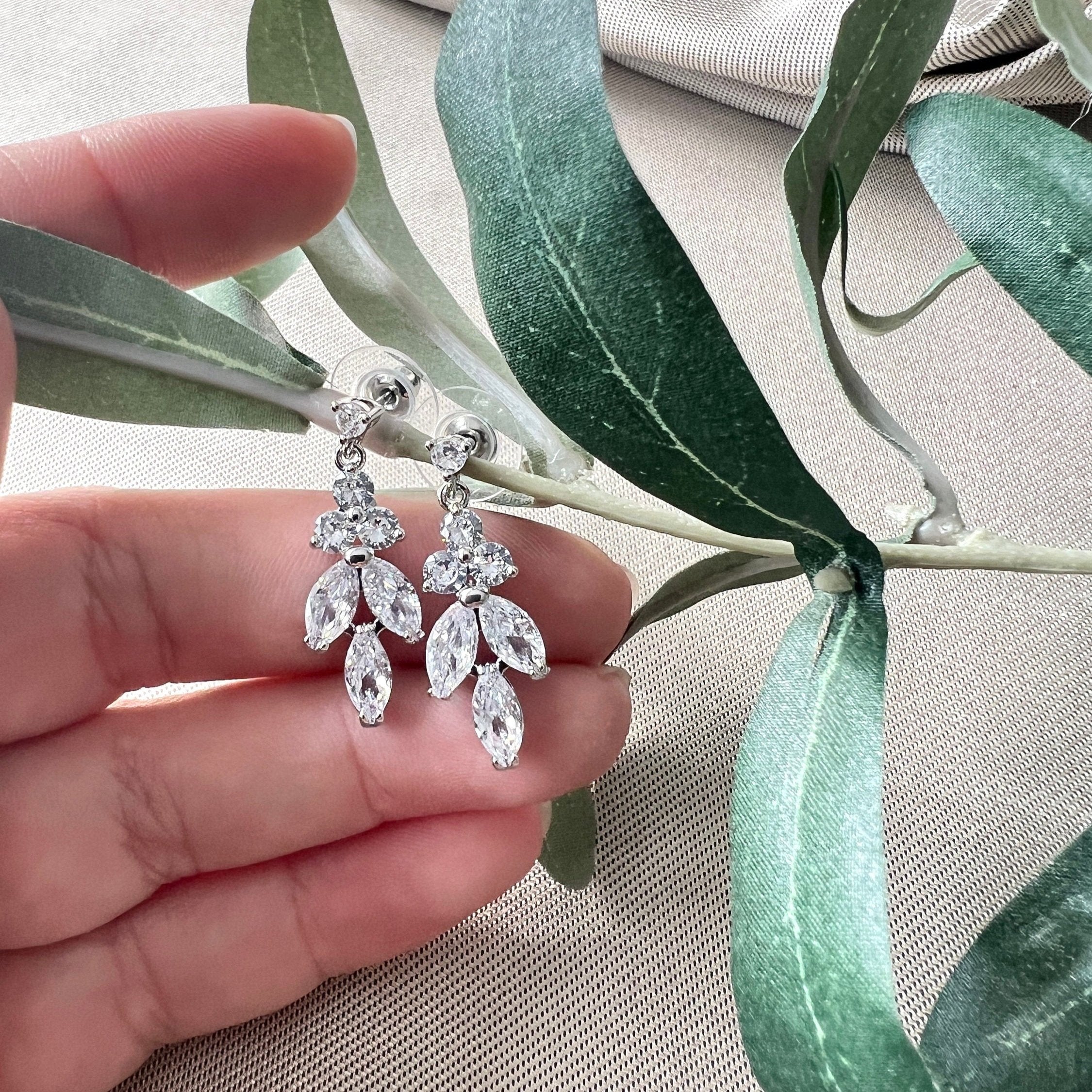 Brautohrringe, funkelnde Ohrstecker mit feinen Zirkoniasteine, Silber, Gold, oder Roségold, elegante Ohrringe, hochwertiger Brautschmuck, Haengeohrringe, zarte Brautohrstecker, Schmuckblüte