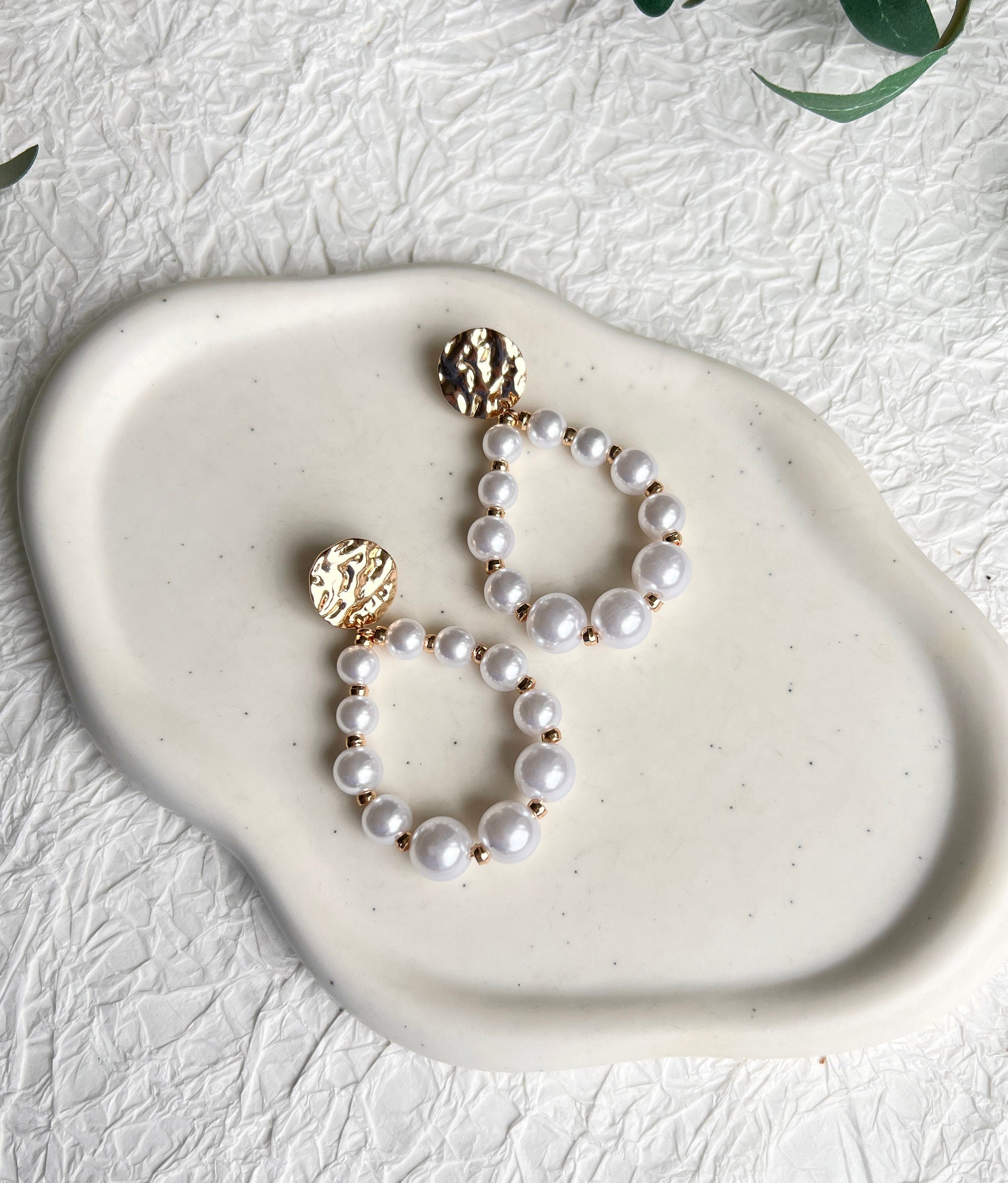 Ohrringe Perlen, Weiß, Brautschmuck, Perlenschmuck, Gold, Ohrstecker Standesamt, Brautohrringe, moderne ovale Haengeohrringe