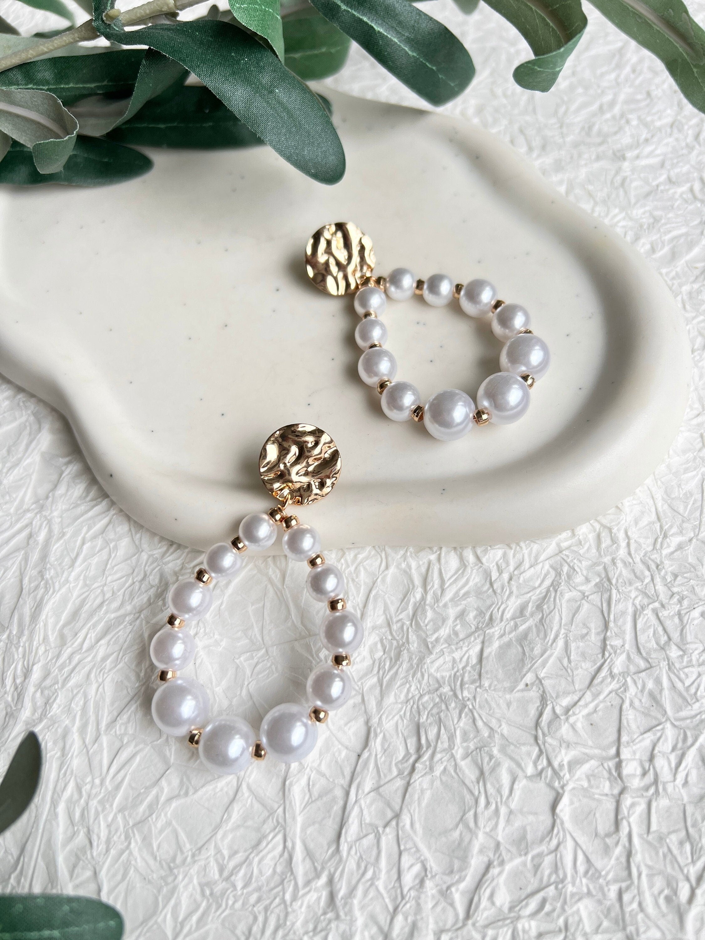 Ohrringe Perlen, Weiß, Brautschmuck, Perlenschmuck, Gold, Ohrstecker Standesamt, Brautohrringe, moderne ovale Haengeohrringe