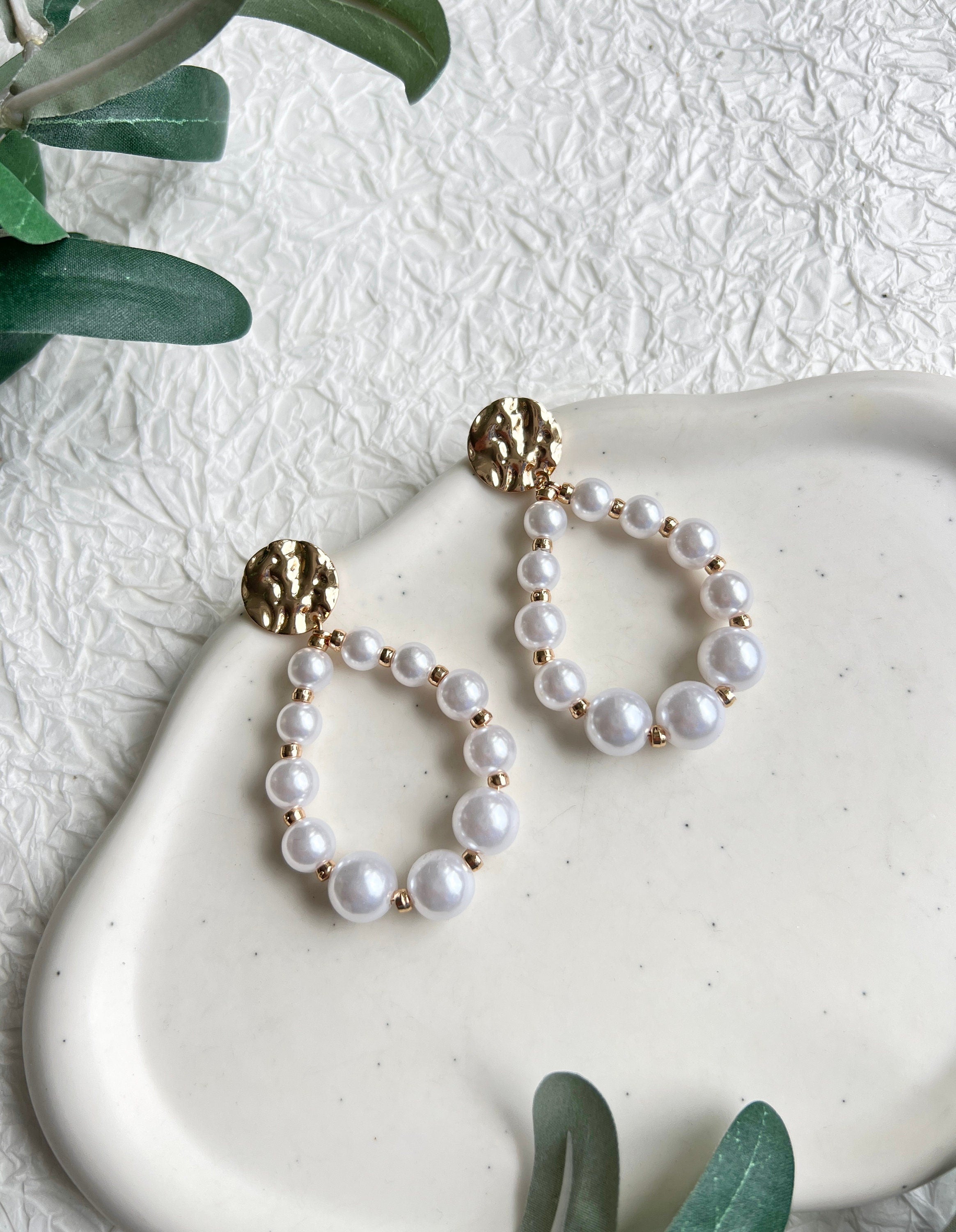 Ohrringe Perlen, Weiß, Brautschmuck, Perlenschmuck, Gold, Ohrstecker Standesamt, Brautohrringe, moderne ovale Haengeohrringe