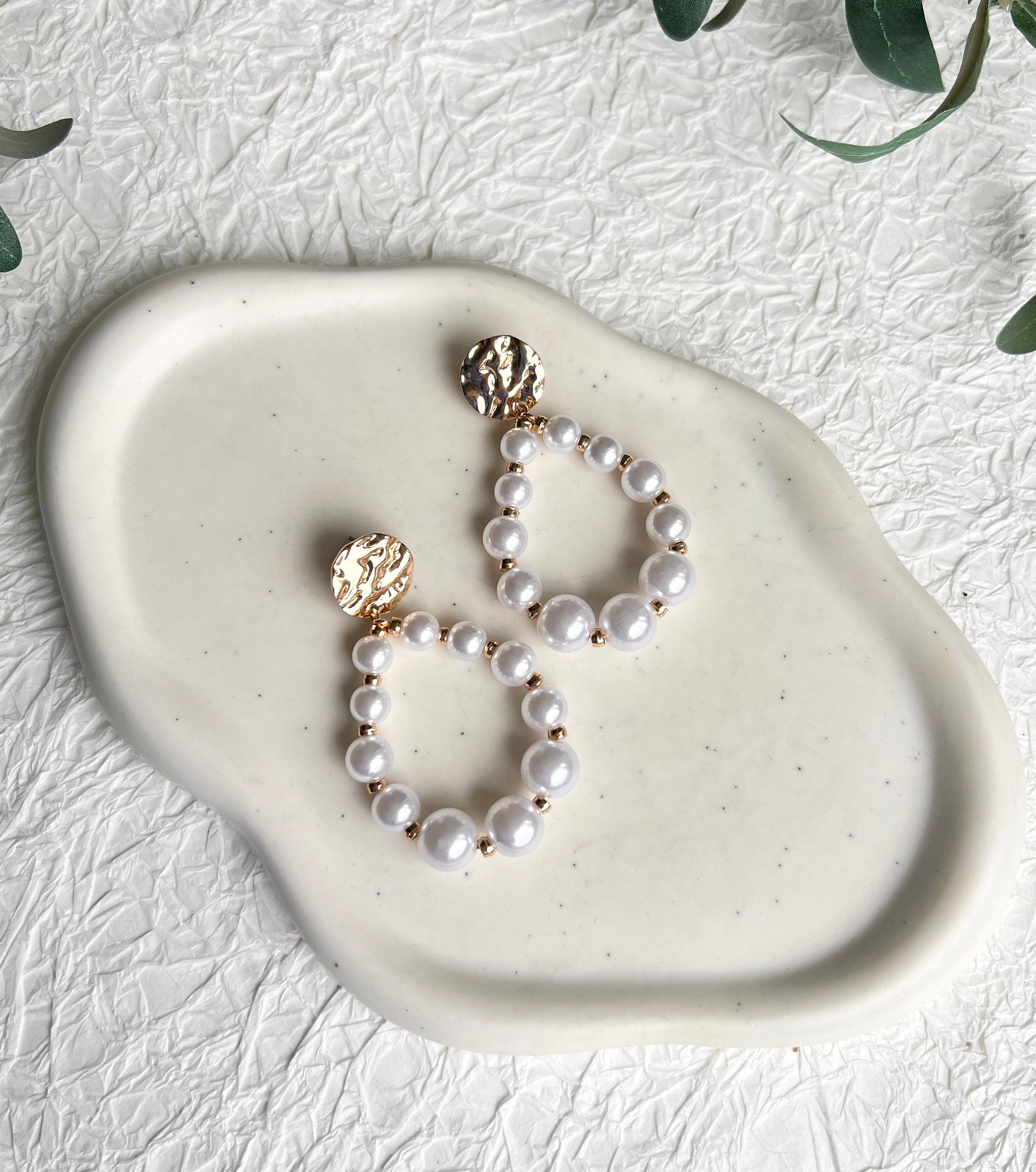 Ohrringe Perlen, Weiß, Brautschmuck, Perlenschmuck, Gold, Ohrstecker Standesamt, Brautohrringe, moderne ovale Haengeohrringe