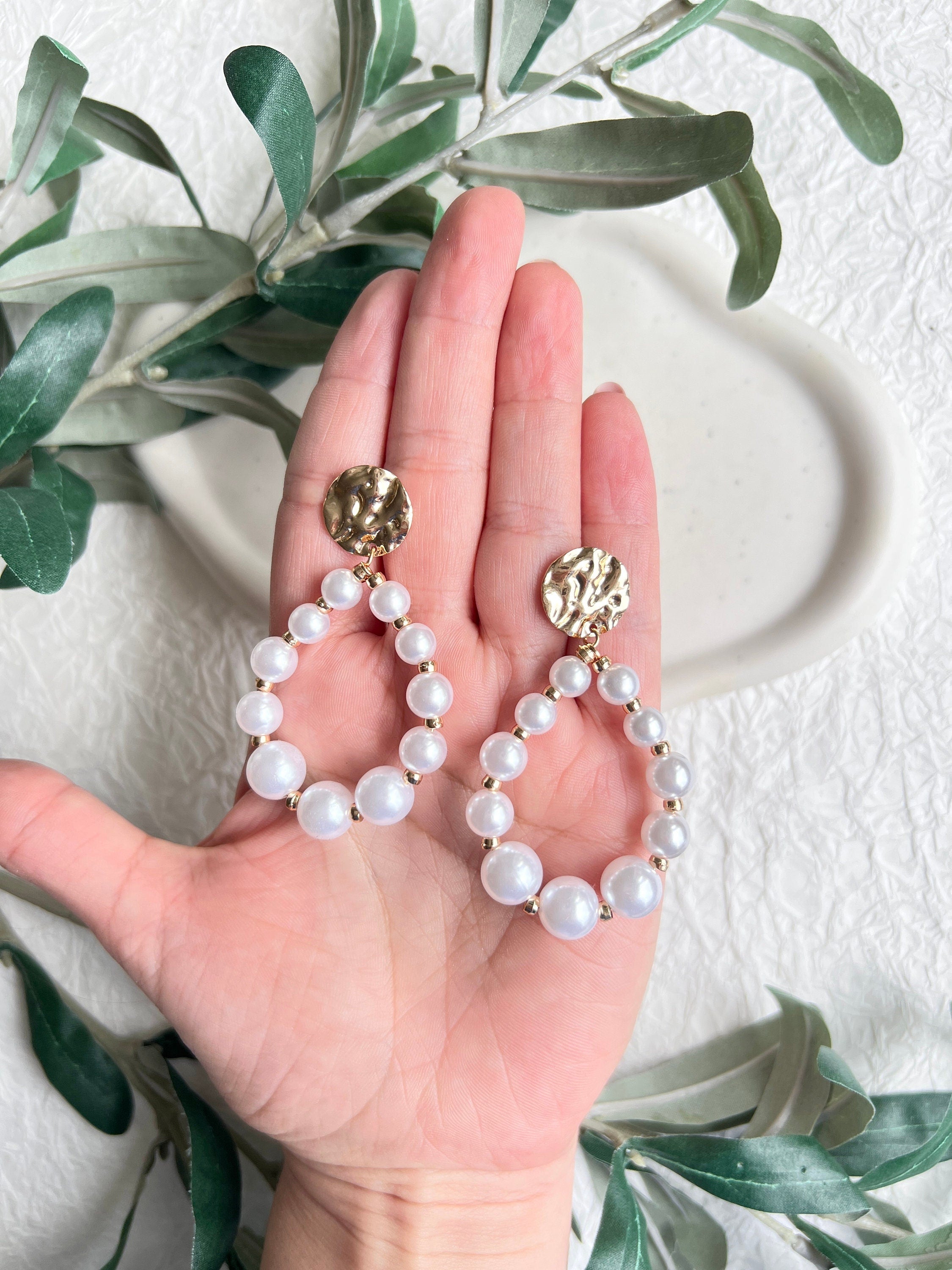 Ohrringe Perlen, Weiß, Brautschmuck, Perlenschmuck, Gold, Ohrstecker Standesamt, Brautohrringe, moderne ovale Haengeohrringe