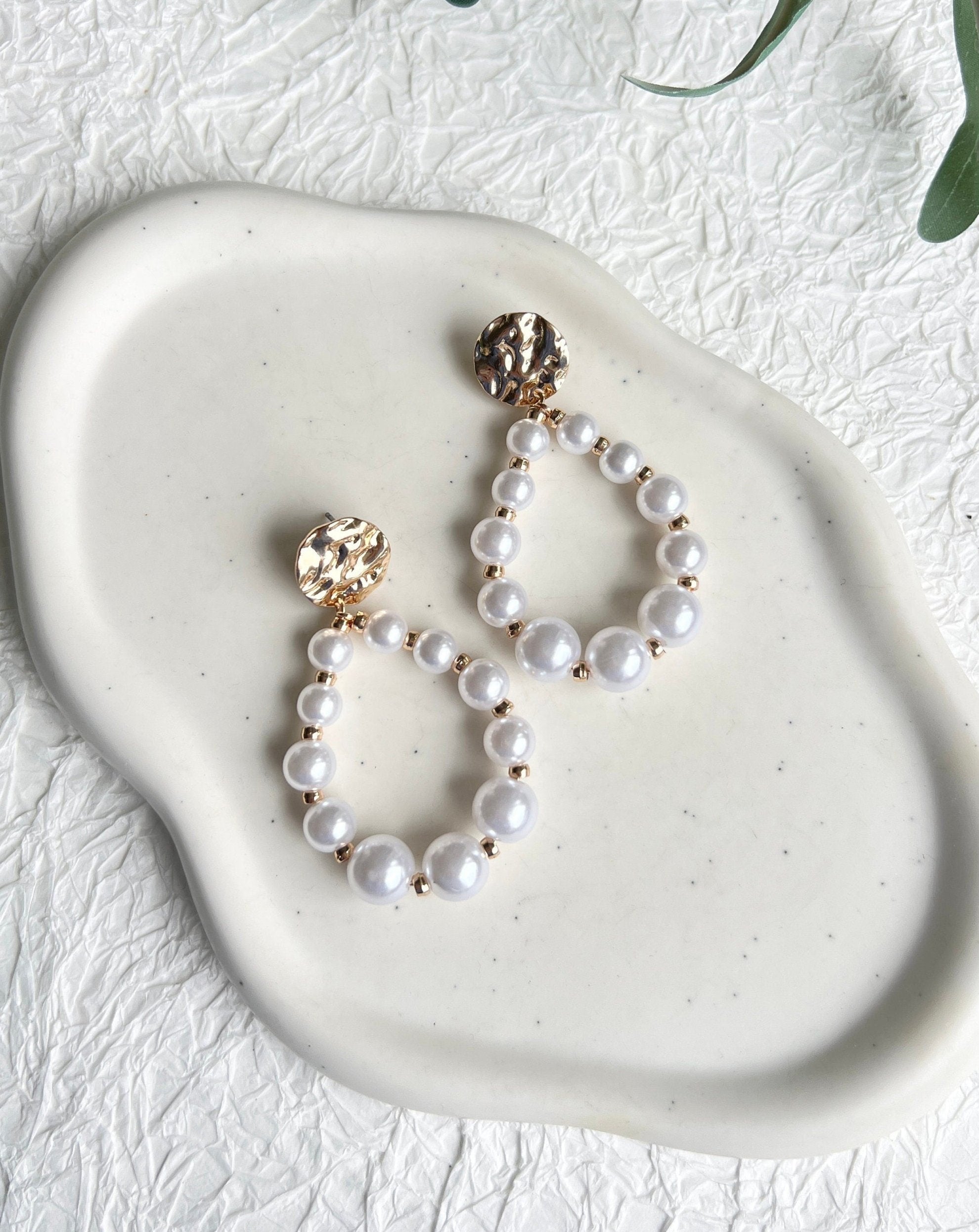 Ohrringe Perlen, Weiß, Brautschmuck, Perlenschmuck, Gold, Ohrstecker Standesamt, Brautohrringe, moderne ovale Haengeohrringe