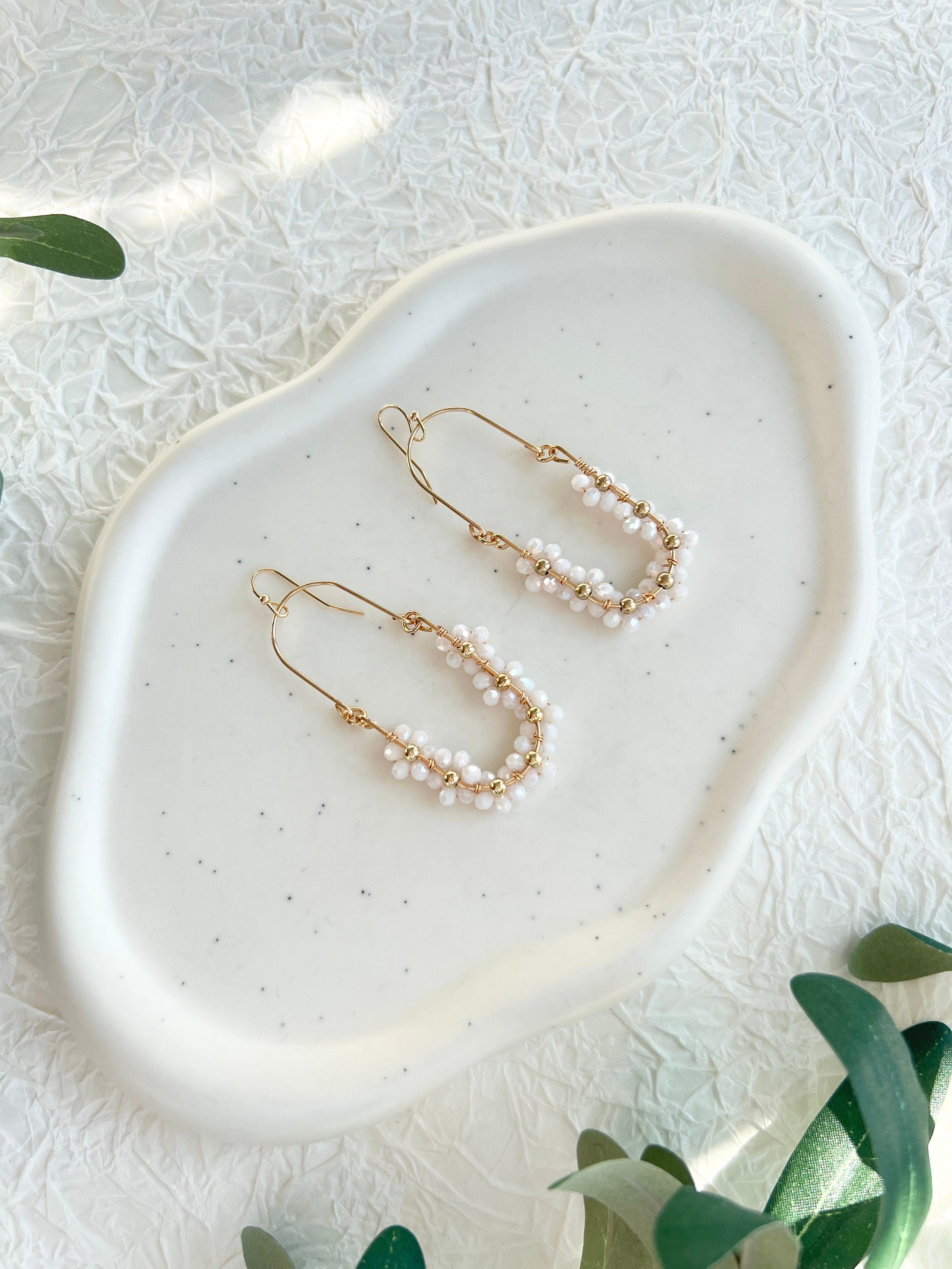 Hängeohrringe Braut, Gold, weiße glänzende Perlen, Blumen, Ohrringe Standesamt, Schmuck Hochzeit, Brautjungfer, Blüten, Brautohrringe, Hochzeitsschmuck, moderner Ohrschmuck