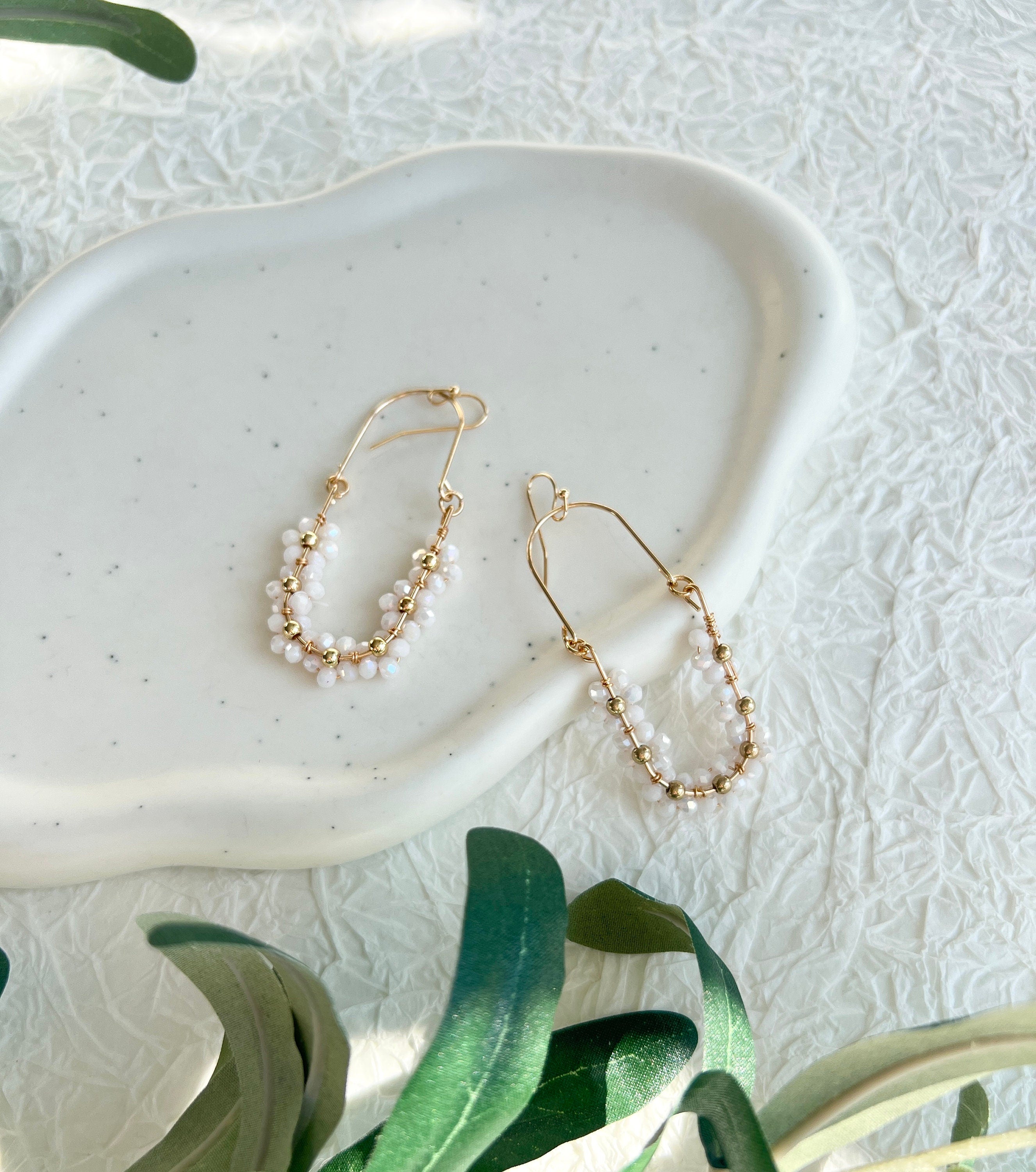 Hängeohrringe Braut, Gold, weiße glänzende Perlen, Blumen, Ohrringe Standesamt, Schmuck Hochzeit, Brautjungfer, Blüten, Brautohrringe, Hochzeitsschmuck, moderner Ohrschmuck