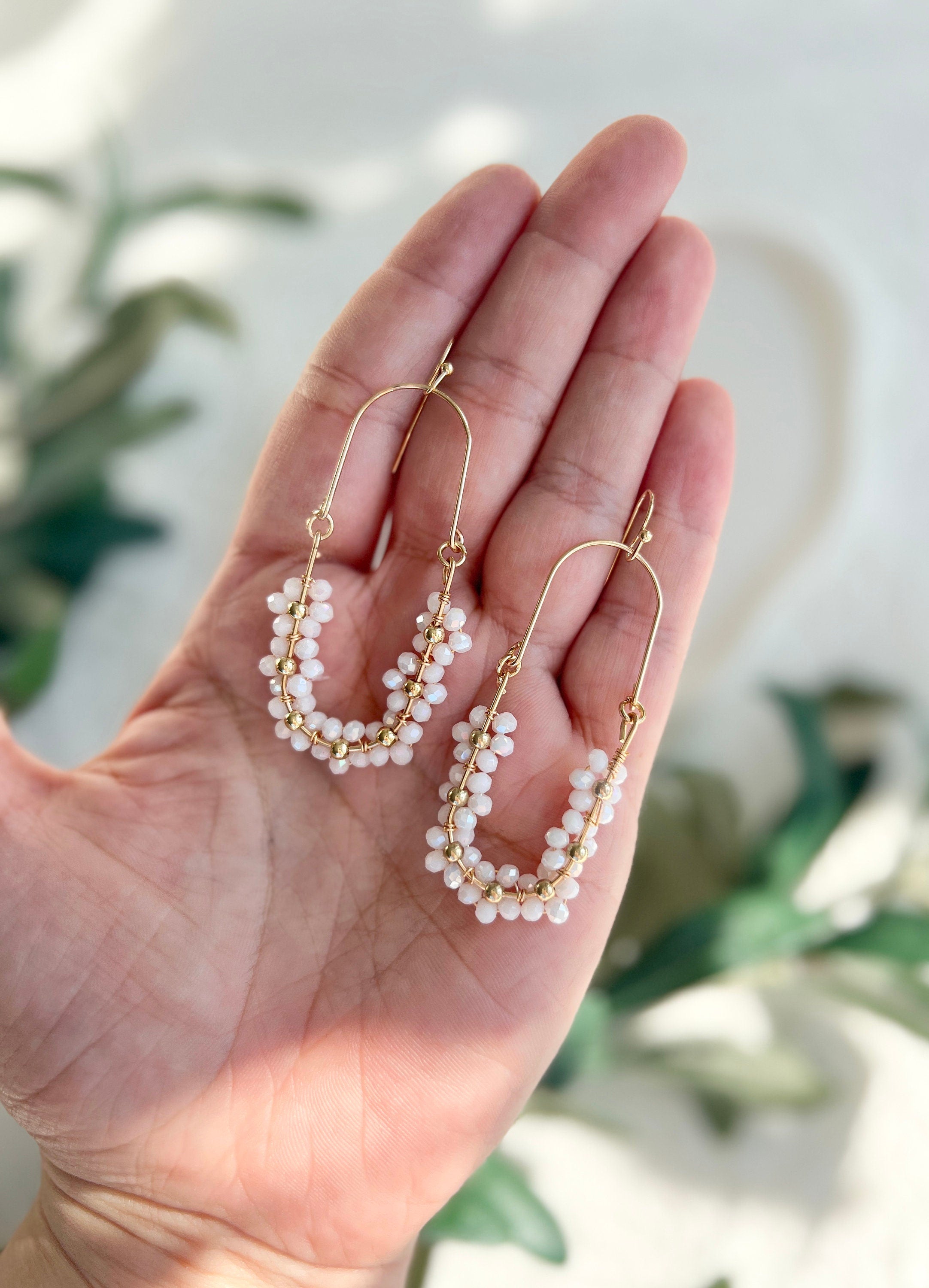 Hängeohrringe Braut, Gold, weiße glänzende Perlen, Blumen, Ohrringe Standesamt, Schmuck Hochzeit, Brautjungfer, Blüten, Brautohrringe, Hochzeitsschmuck, moderner Ohrschmuck