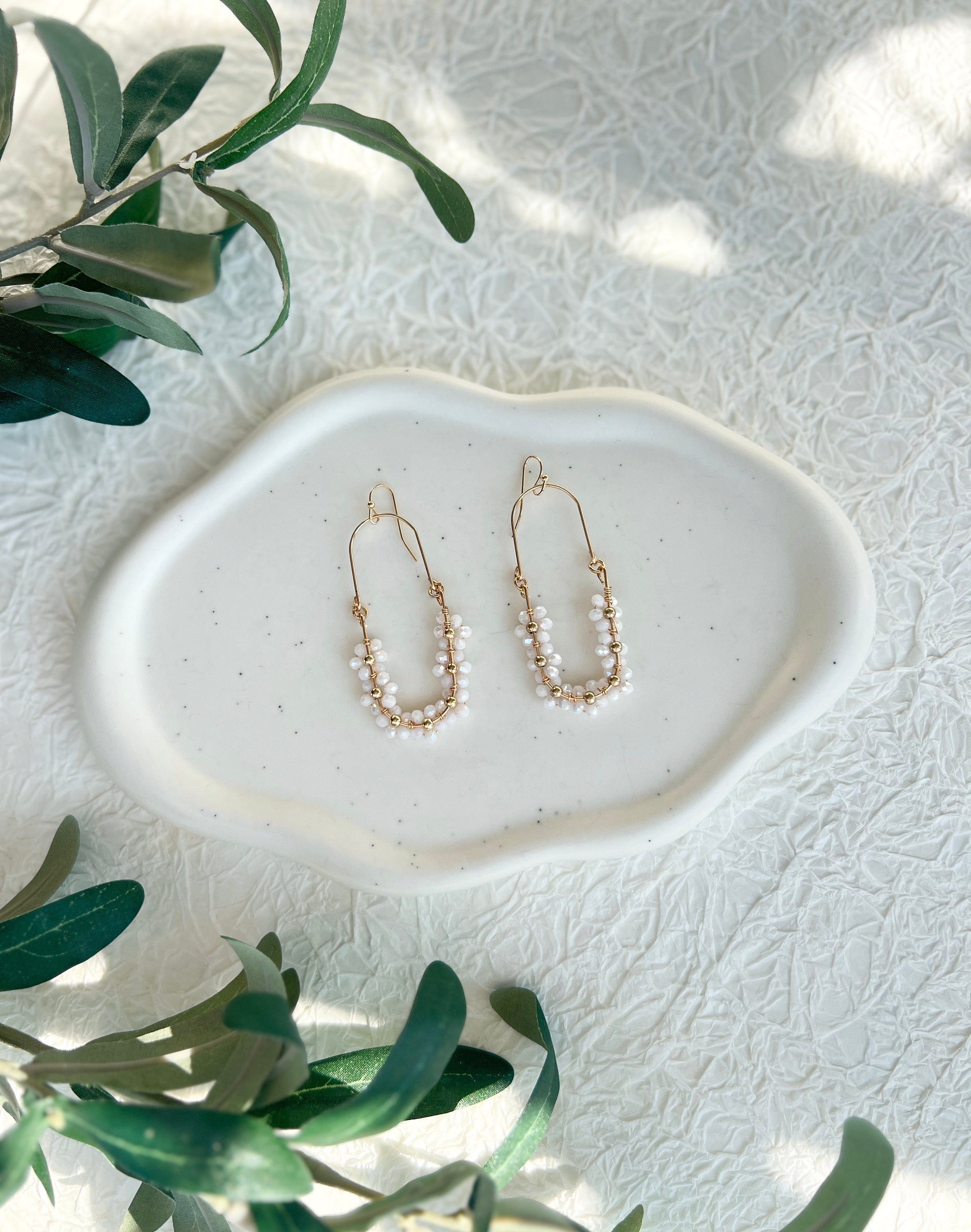 Hängeohrringe Braut, Gold, weiße glänzende Perlen, Blumen, Ohrringe Standesamt, Schmuck Hochzeit, Brautjungfer, Blüten, Brautohrringe, Hochzeitsschmuck, moderner Ohrschmuck
