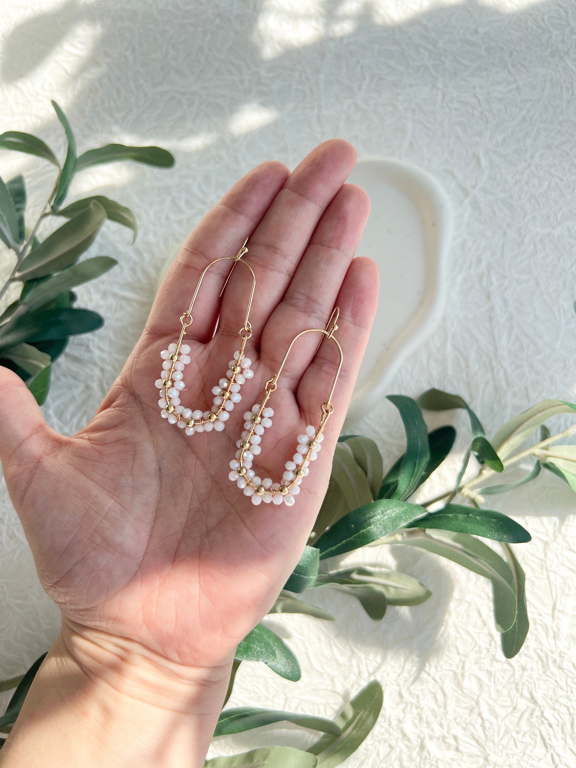 Hängeohrringe Braut, Gold, weiße glänzende Perlen, Blumen, Ohrringe Standesamt, Schmuck Hochzeit, Brautjungfer, Blüten, Brautohrringe, Hochzeitsschmuck, moderner Ohrschmuck