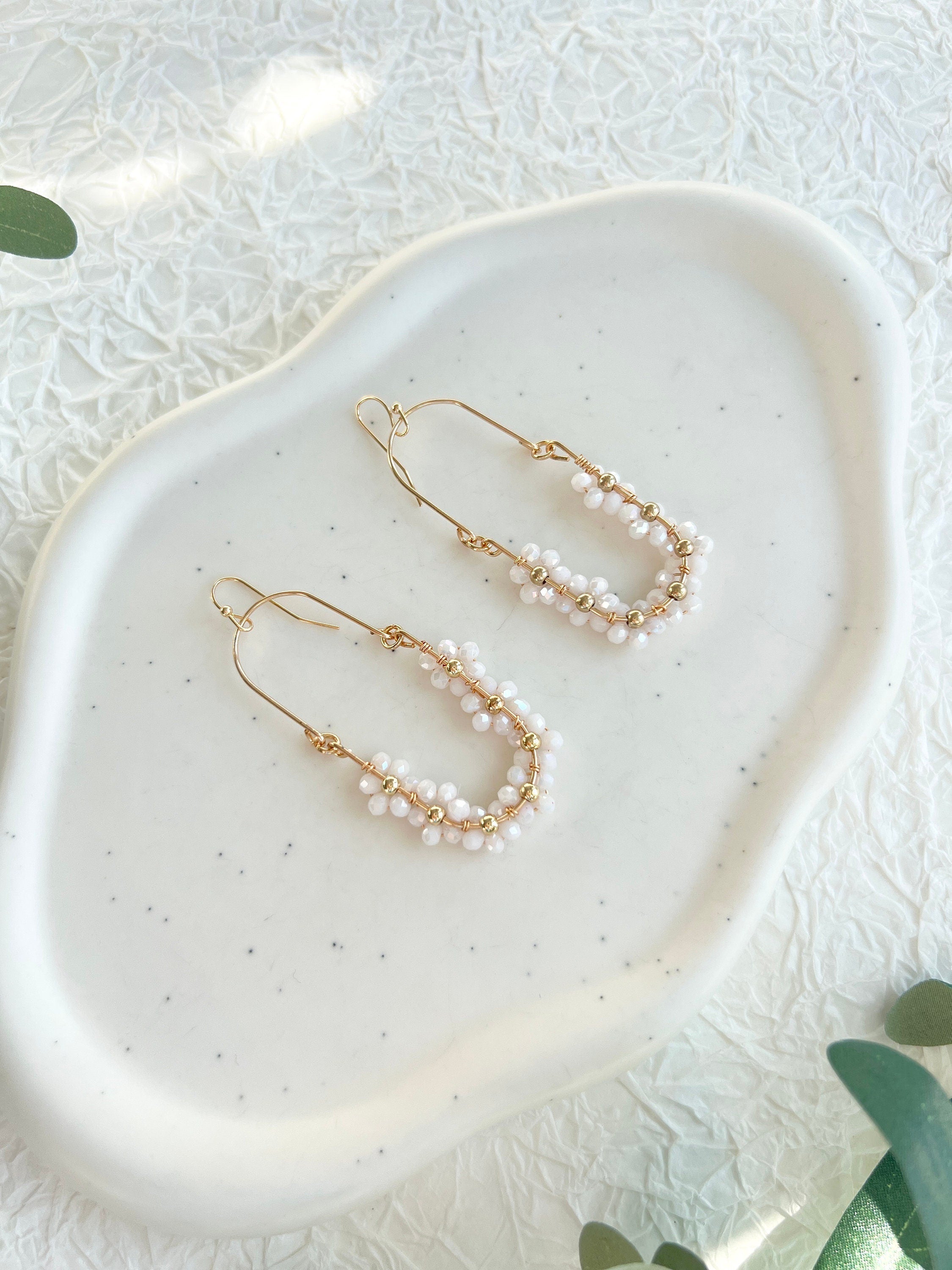 Hängeohrringe Braut, Gold, weiße glänzende Perlen, Blumen, Ohrringe Standesamt, Schmuck Hochzeit, Brautjungfer, Blüten, Brautohrringe, Hochzeitsschmuck, moderner Ohrschmuck
