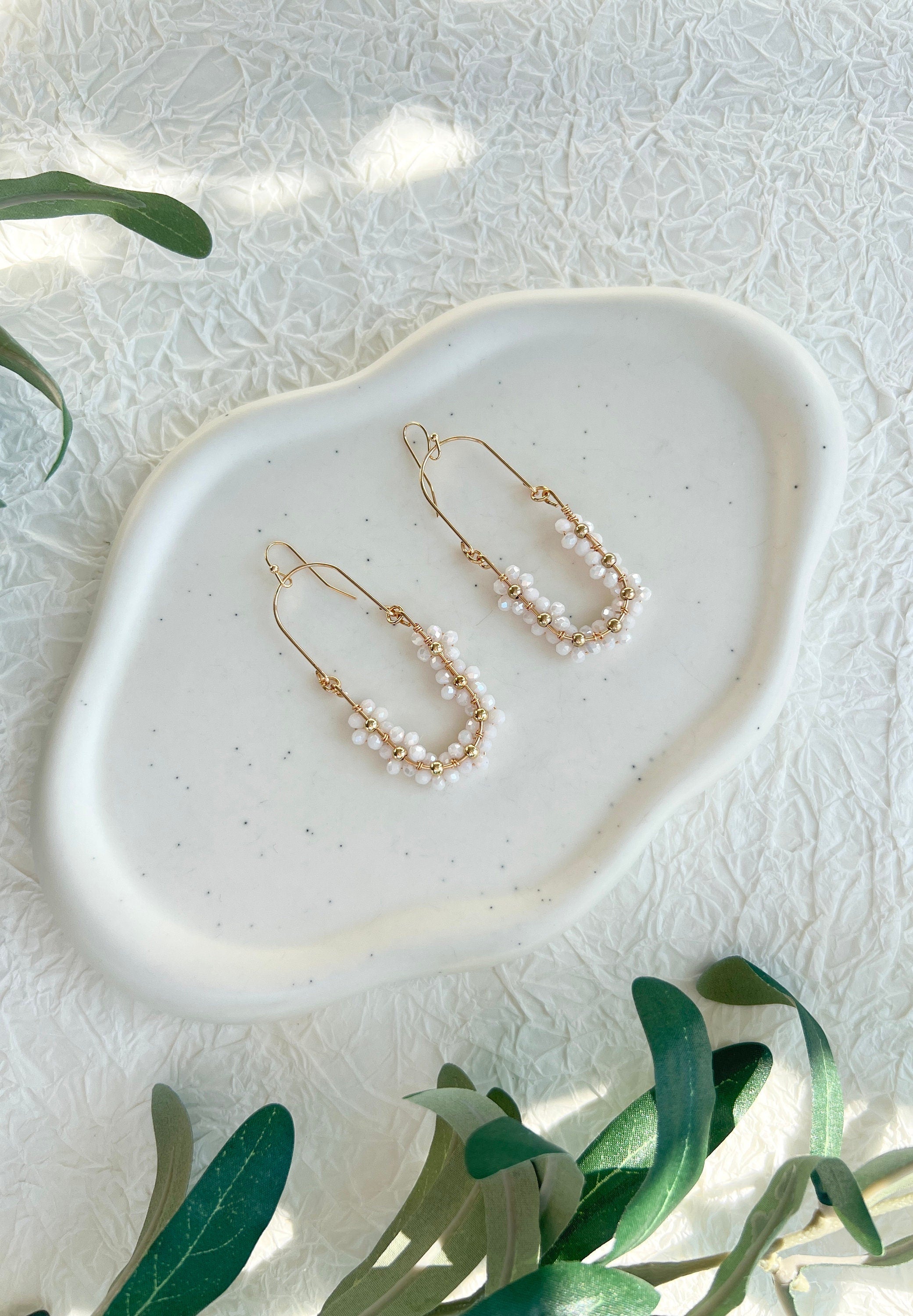 Hängeohrringe Braut, Gold, weiße glänzende Perlen, Blumen, Ohrringe Standesamt, Schmuck Hochzeit, Brautjungfer, Blüten, Brautohrringe, Hochzeitsschmuck, moderner Ohrschmuck