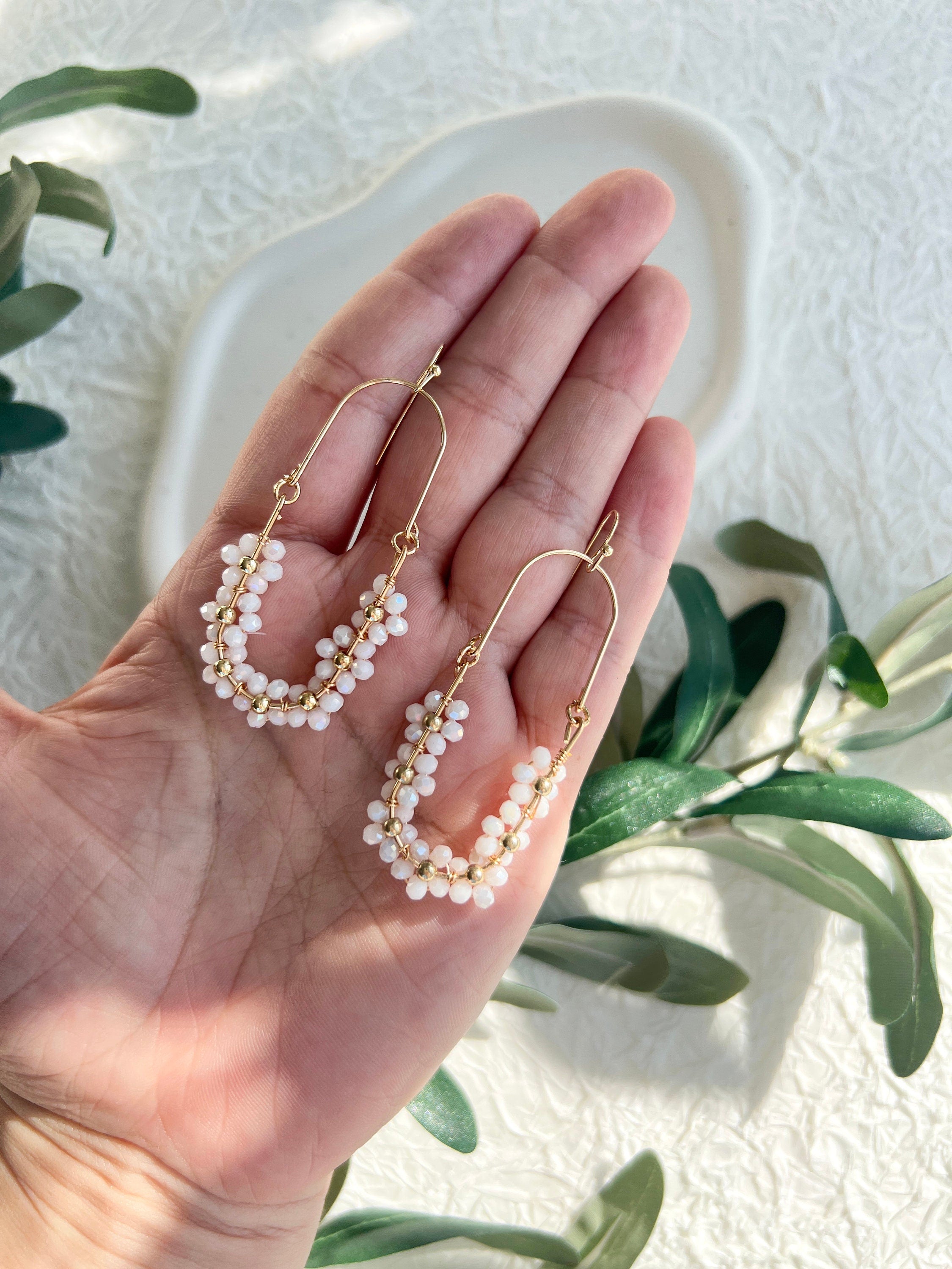 Hängeohrringe Braut, Gold, weiße glänzende Perlen, Blumen, Ohrringe Standesamt, Schmuck Hochzeit, Brautjungfer, Blüten, Brautohrringe, Hochzeitsschmuck, moderner Ohrschmuck