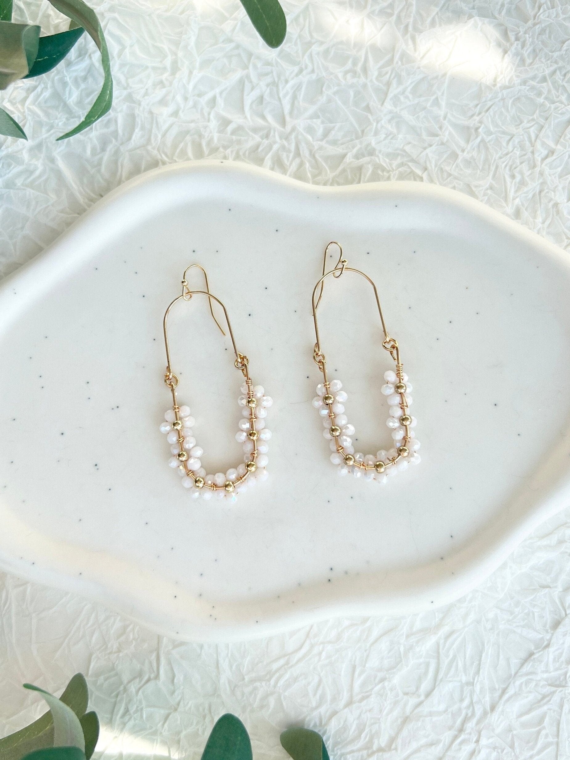 Hängeohrringe Braut, Gold, weiße glänzende Perlen, Blumen, Ohrringe Standesamt, Schmuck Hochzeit, Brautjungfer, Blüten, Brautohrringe, Hochzeitsschmuck, moderner Ohrschmuck
