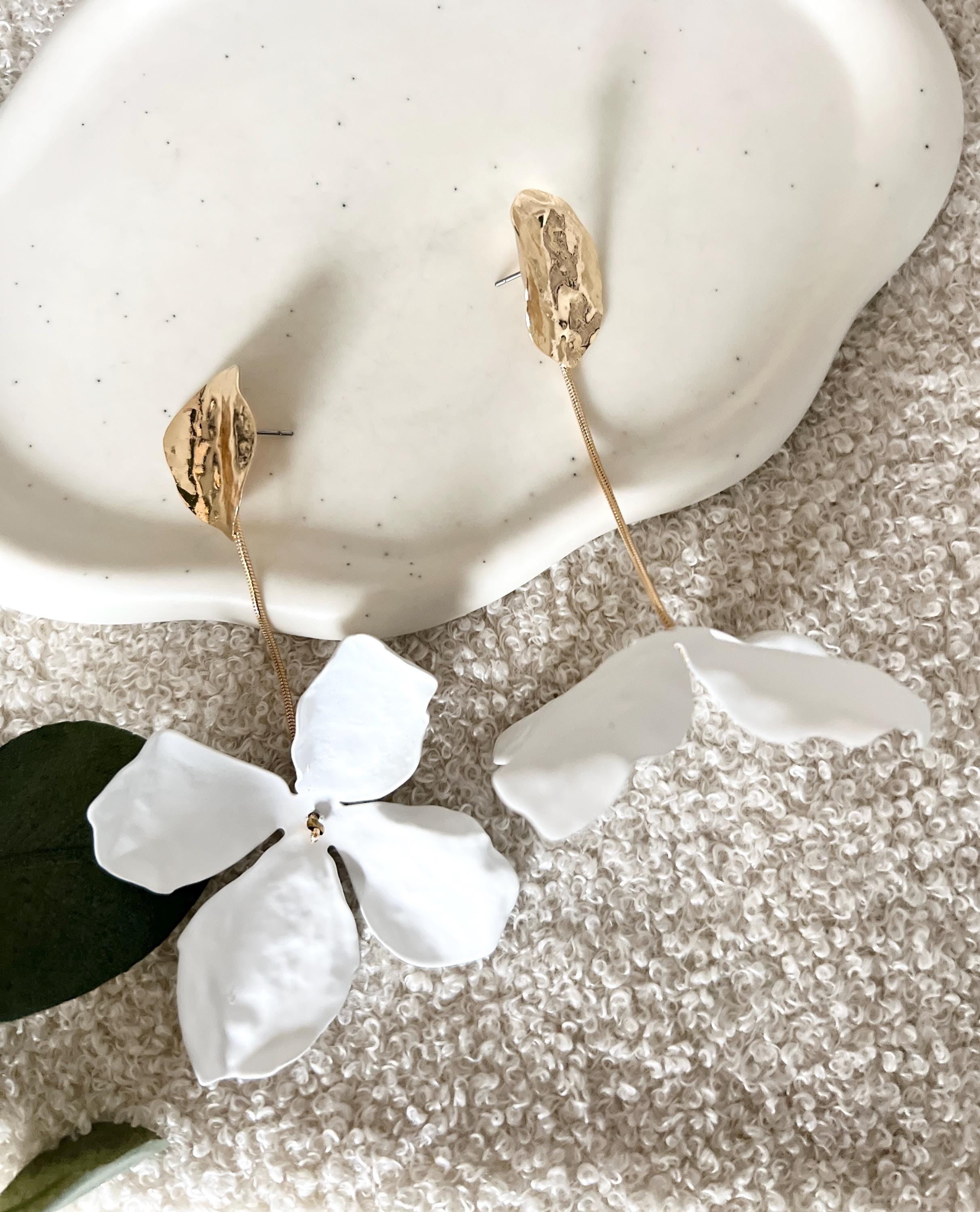 moderne lange Hängeohrringe, Braut Ohrringe, Brautschmuck, große weiße Blätter, Gold Details, Ohrstecker Standesamt, elegante Brautohrringe