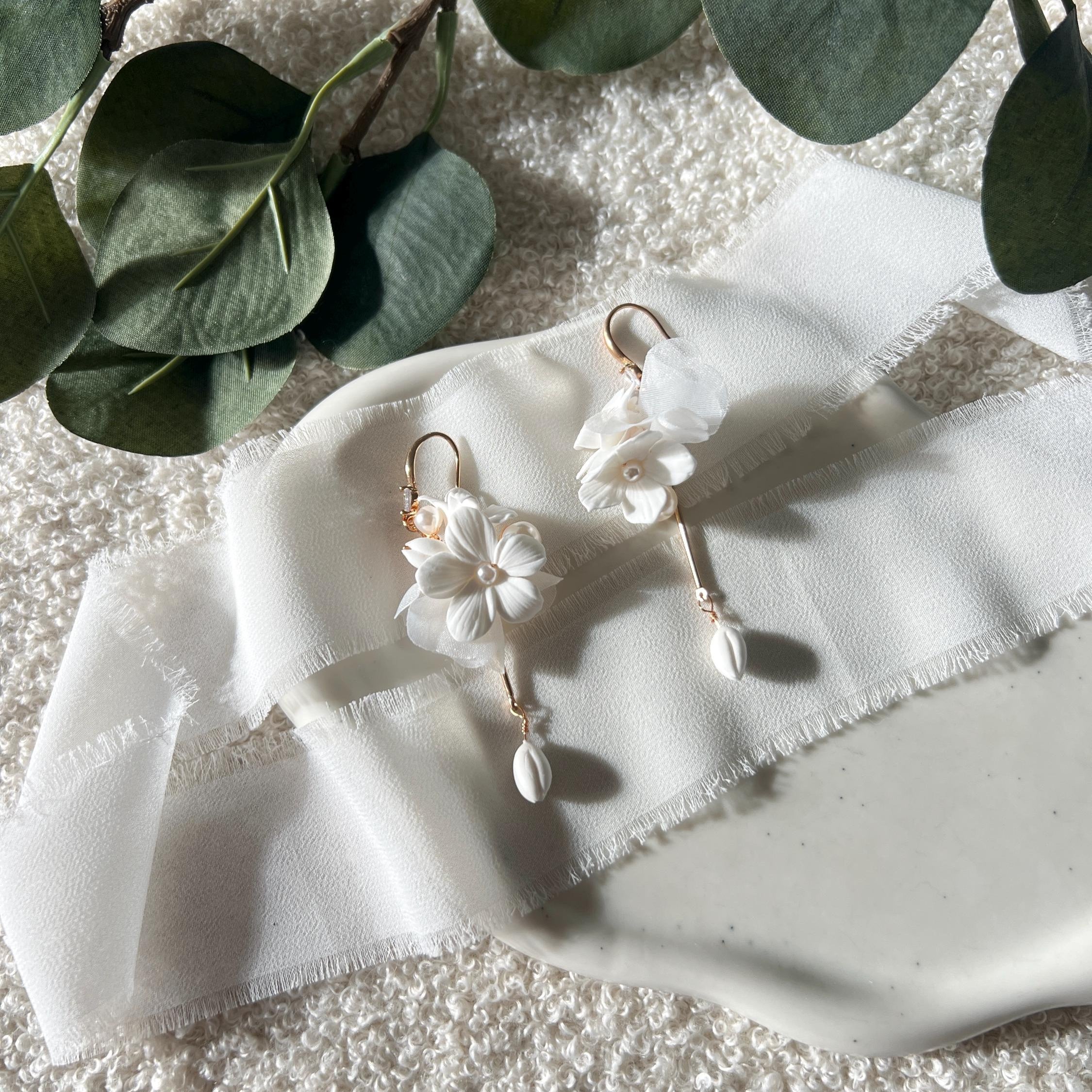 Brautohrringe, Perlen, Weiß und Gold, Blüten, lange Ohrringe mit Blumen und kleinen Perlen, Perlenschmuck, Hängeohrringe, weißer Brautschmuck, Braut, Hochzeit, Schmuck, Accessoire Brautjungfer, Hochzeitsschmuck