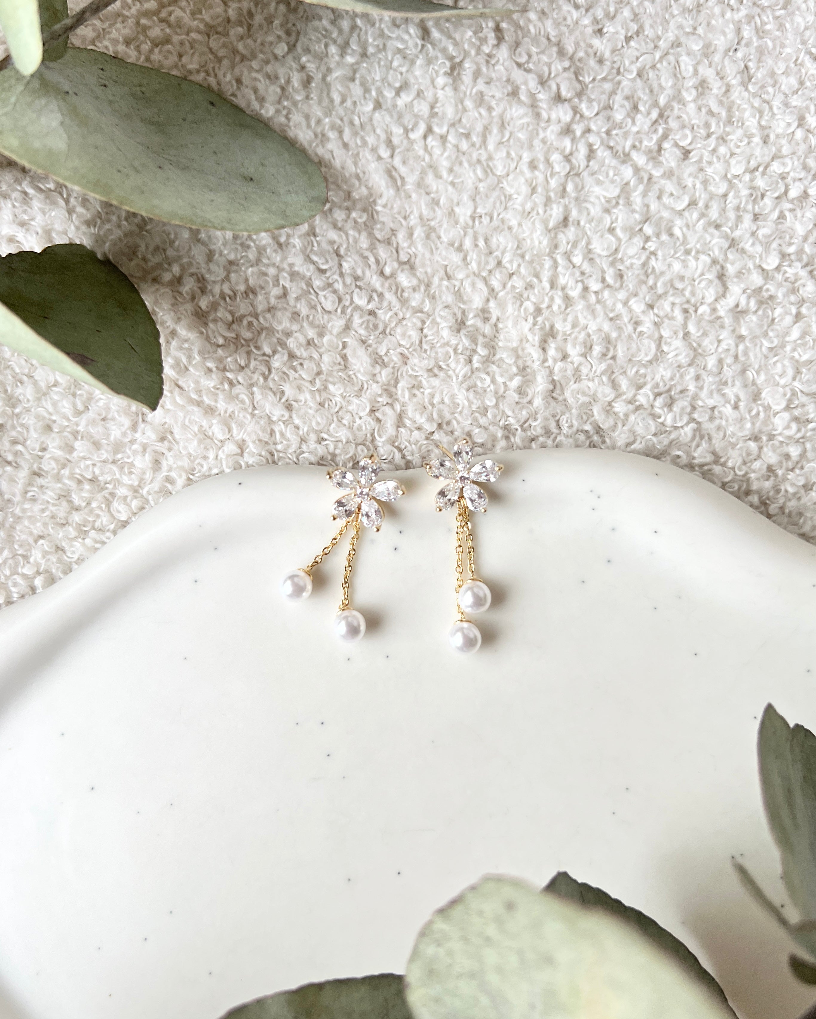 Feine Ohrstecker, Gold, glänzende Blumen, weiße zarte Perlen, Brautschmuck, Brautjungfer, Blüten, Ohrringe, Brautohrringe, Schmuck Hochzeit, Geschenk für Sie