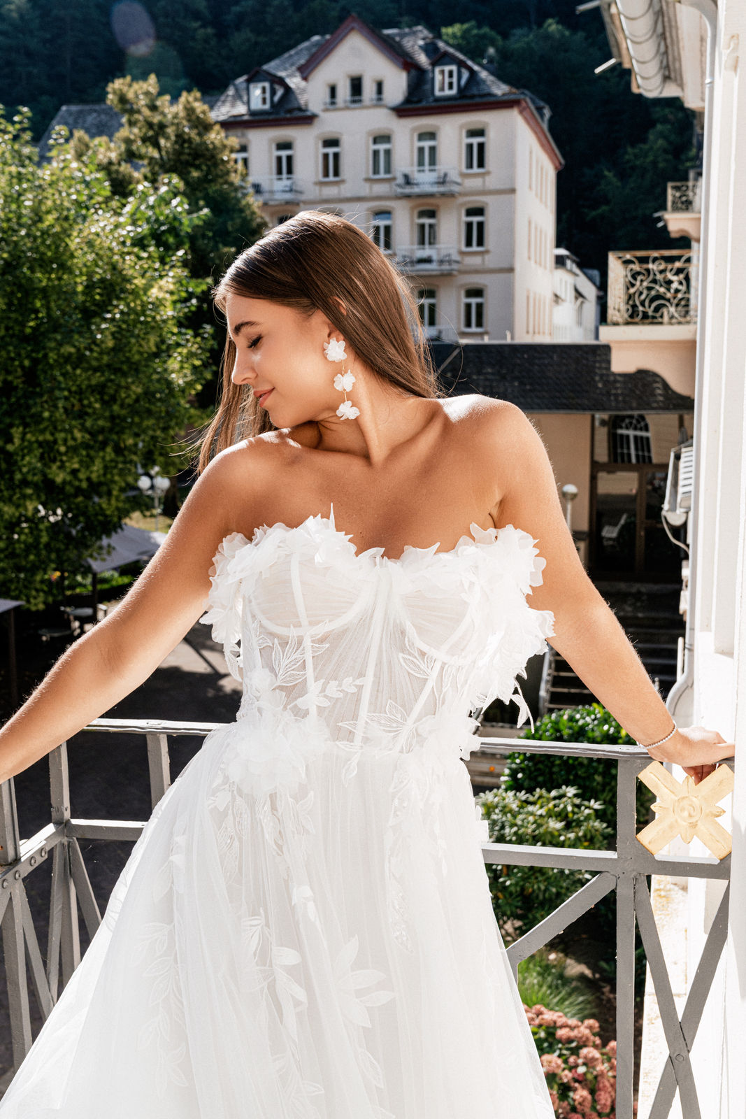 Lange Blütenohrringe, Weiße Blumen, Goldene Details, elegante Brautohrringe, feiner Brautschmuck, milchig-weiss, Hochzeitsschmuck, Schmuck Hochzeit, Statementschmuck, Ohrringe Standesamt, Blumenschmuck, Weddinginspiration, Bridalinspo, Bride to be, Earrings, Styled Shooting, modern Wedding