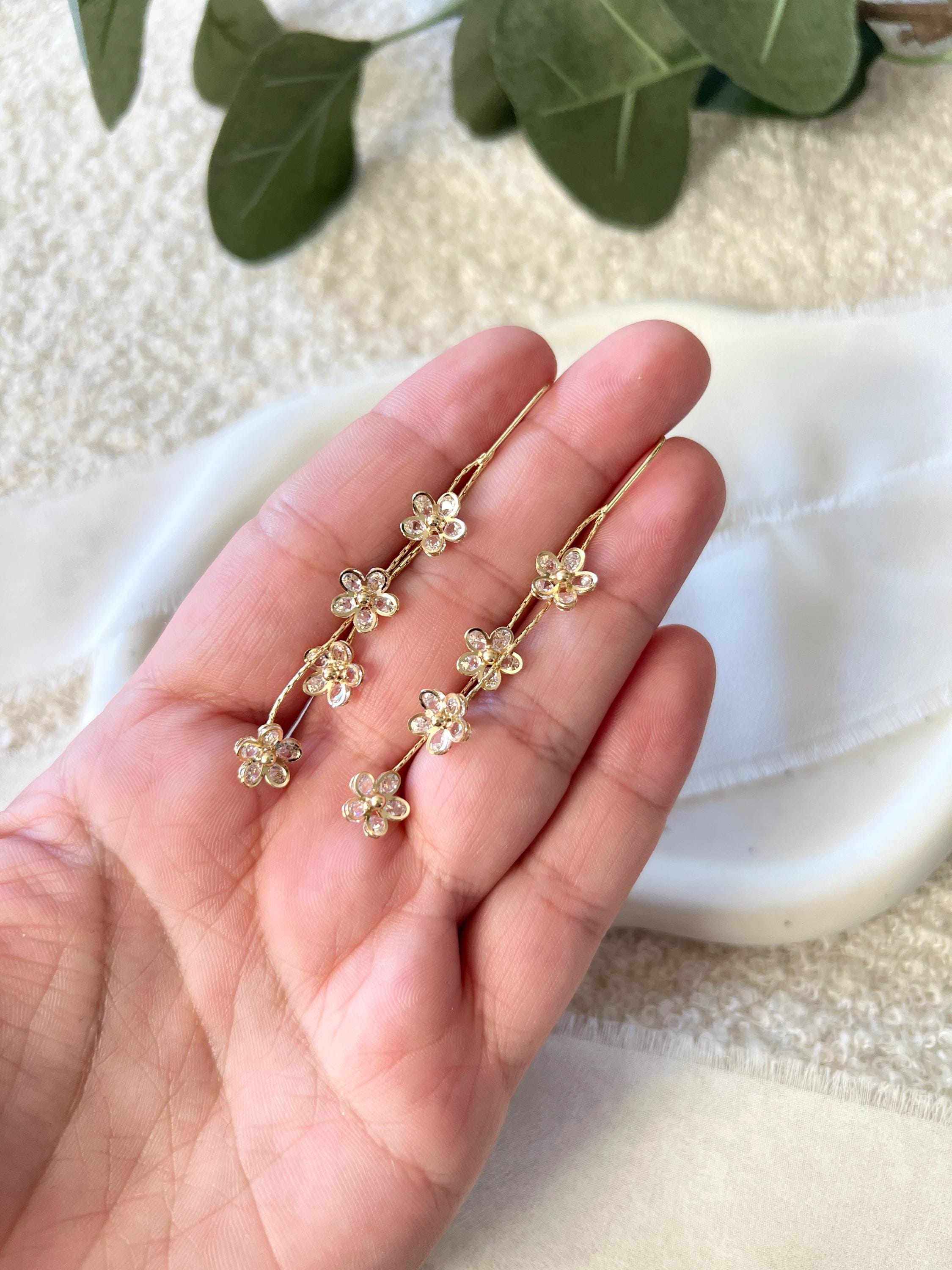 Blüten Ohrringe, Gold, Brautschmuck, lange Hängeohrringe, feiner Schmuck Hochzeit, moderne Standesamt Brautohrringe, funkelnder Ohrschmuck