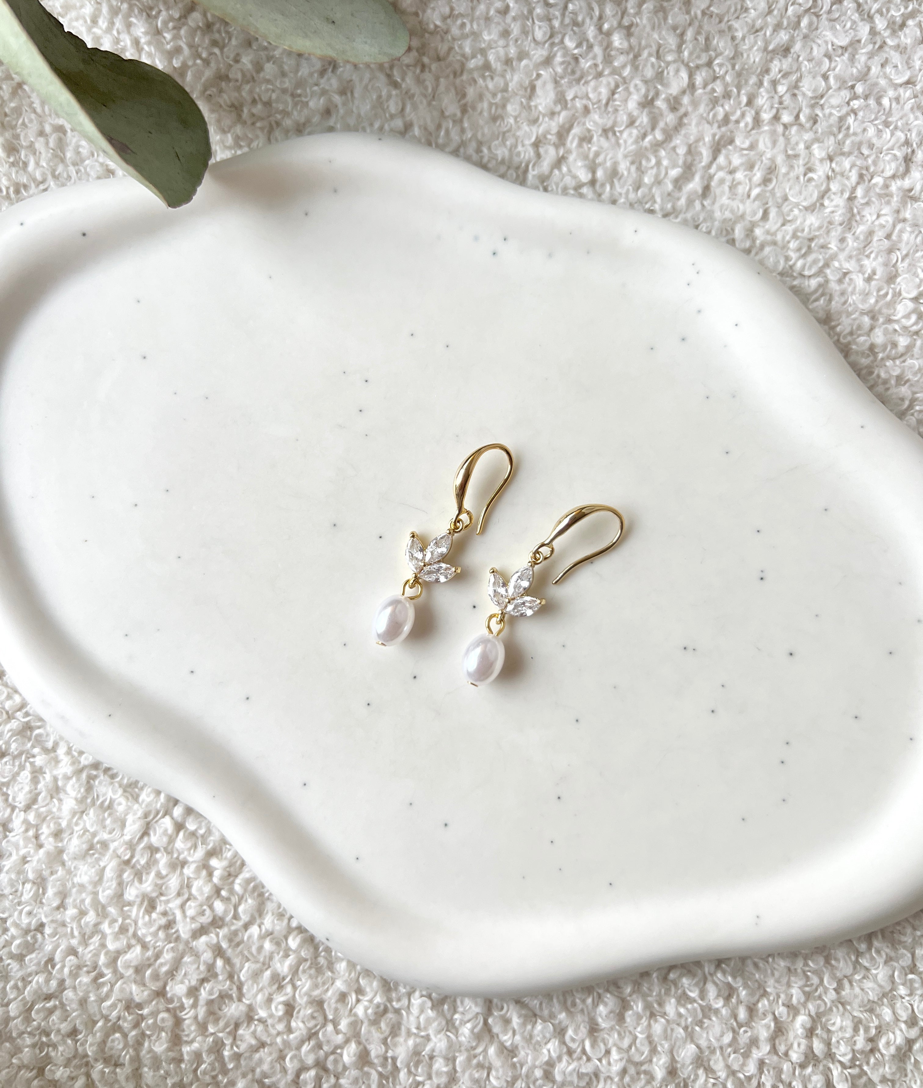 Brautohrringe mit feinen weißen Perlen, in der Farbvariante Gold, Ohrringe für die Hochzeit, Brautjungfern und Trauzeugin, Schmuck für die Braut, zarter Glanz, Standesamt, moderne Hängeohrringe, Perlenohrringe, Perlenschmuck, Schmuckbluete