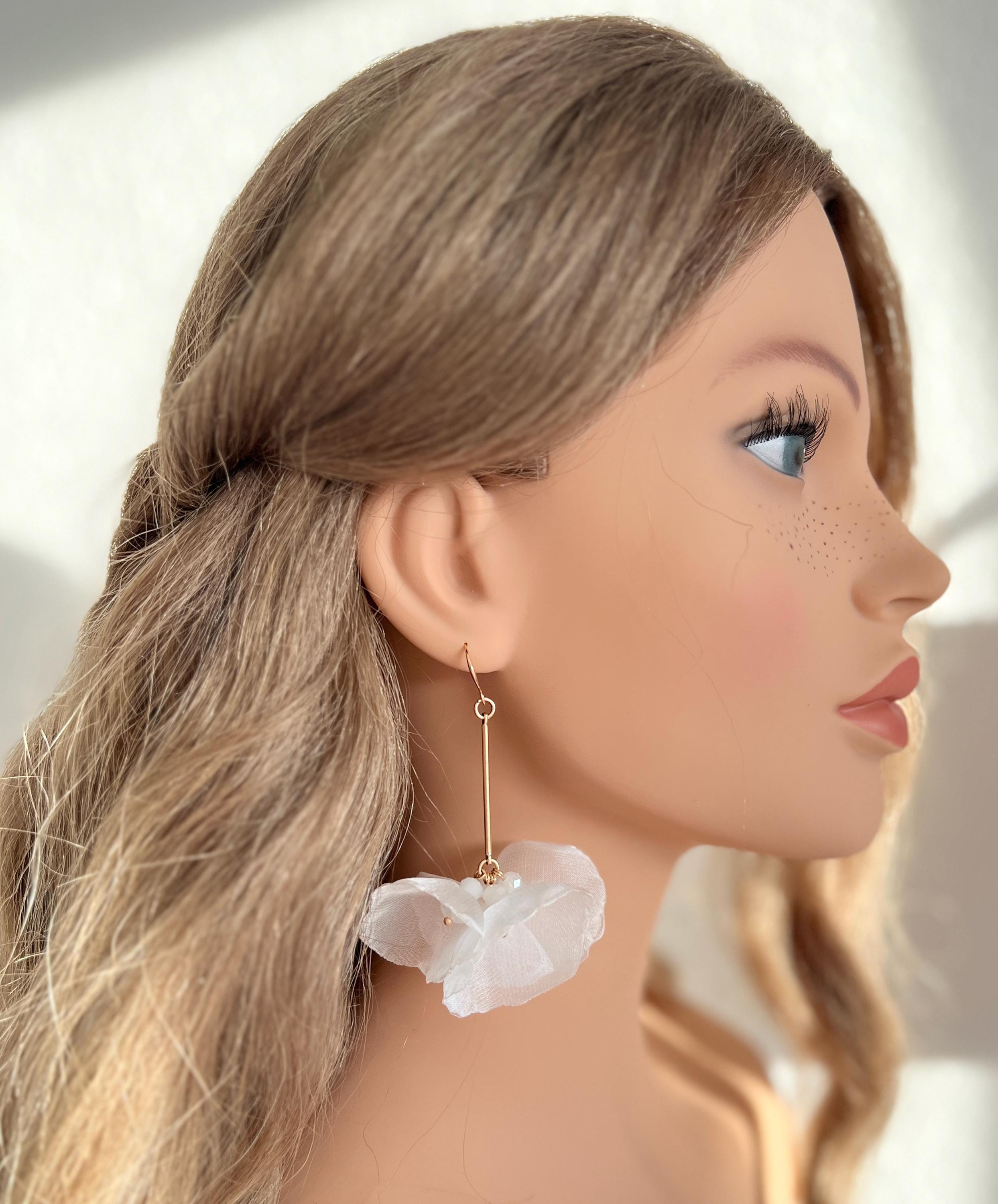 Moderne Ohrringe, Brautohrringe, Gold, weiße Blüten, glänzende Perlen, Perlenschmuck, Stoff, Hängeohrringe, Brautschmuck, Schmuck Hochzeit, Perlenohrringe