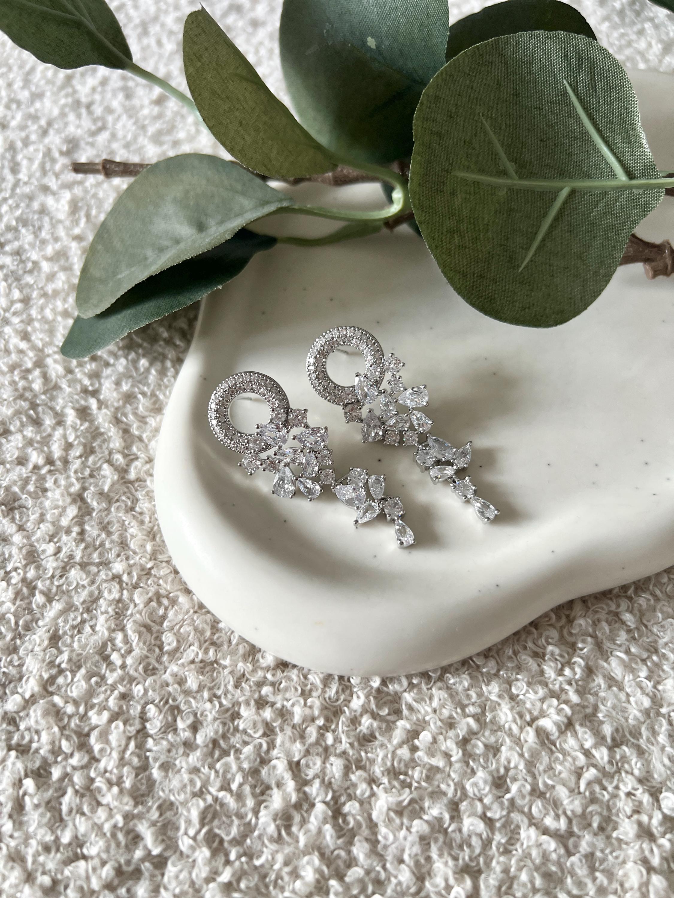 Moderne Brautohrringe, silberne Ohrringe, Schmuck Silber, Brautschmuck, Standesamtlook, Bride to Be, feine funkelnde Haengeohrringe, Brautjungfer, Schmuckbluete