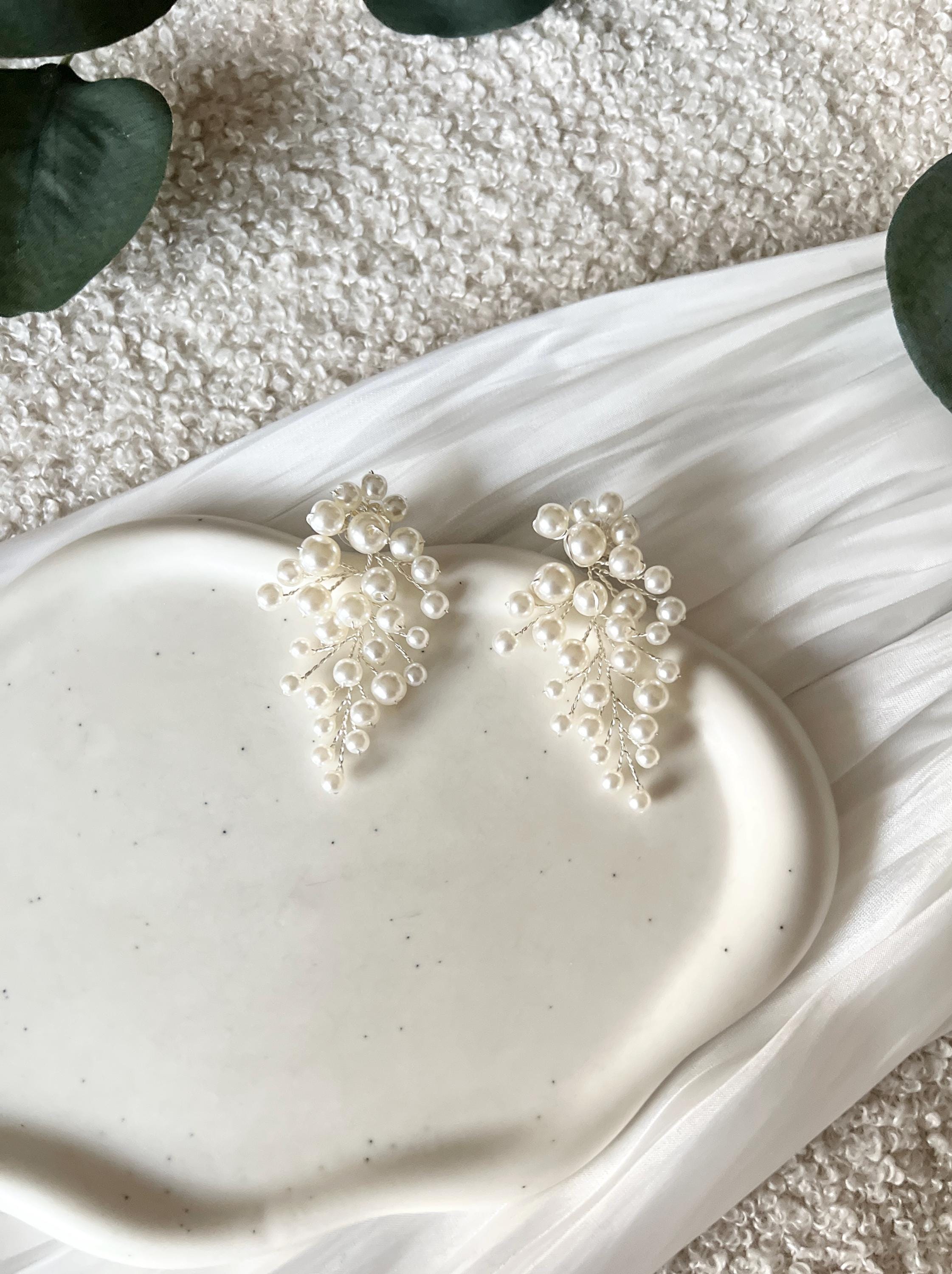 Elegante Perlenohrringe, weiße feine Perlen und silberner Juwelierdraht, Haengende Ohrringe mit Ohrstecker, moderner Brautschmuck, schicke Brautohrringe, Schmuck Hochzeit, Weddinginspiration