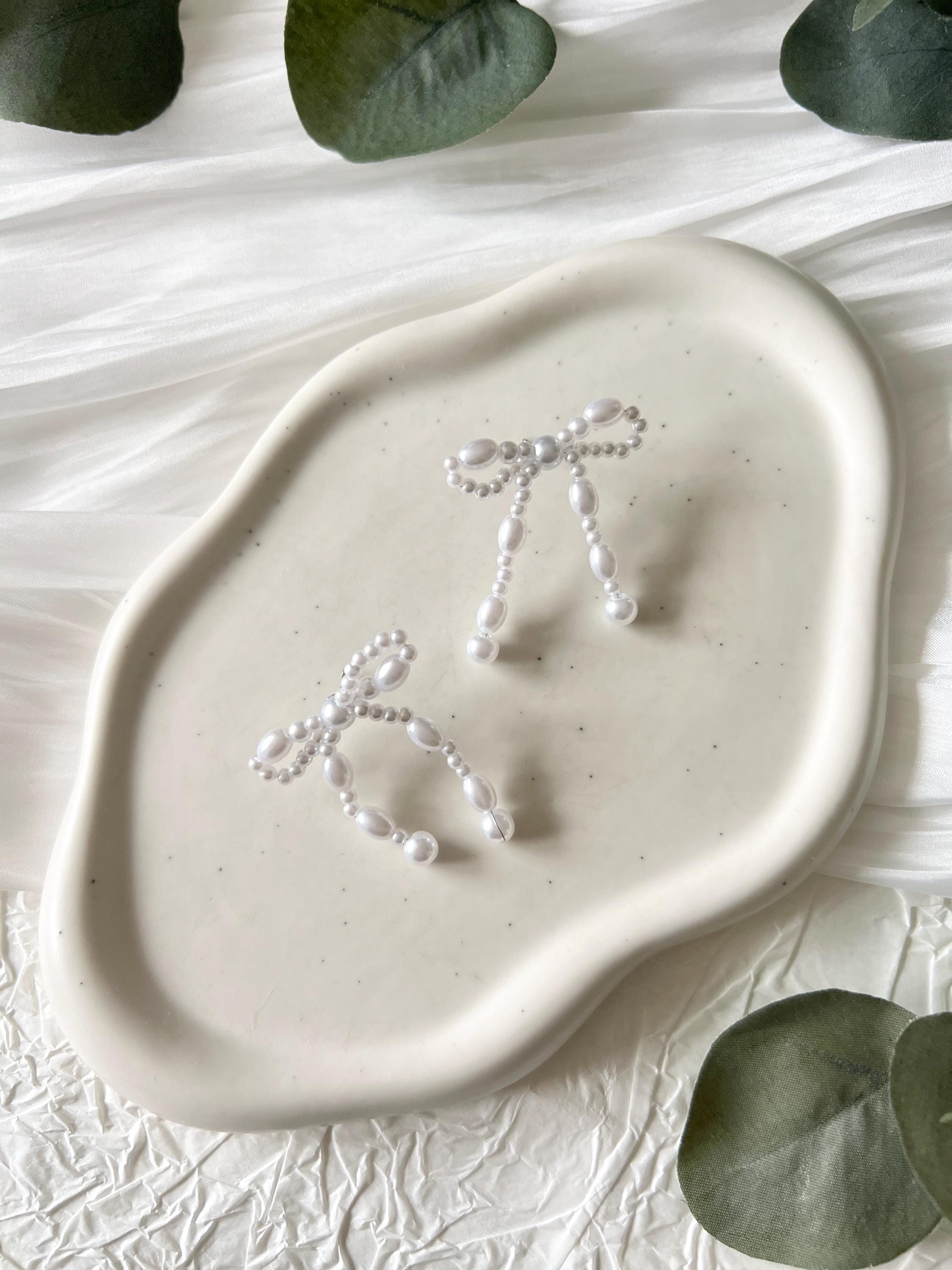 Brautohrringe, weiße Perlen, Schleifenform, moderne Ohrstecker, Standesamtlook, Ohrringe, Schmuck Hochzeit