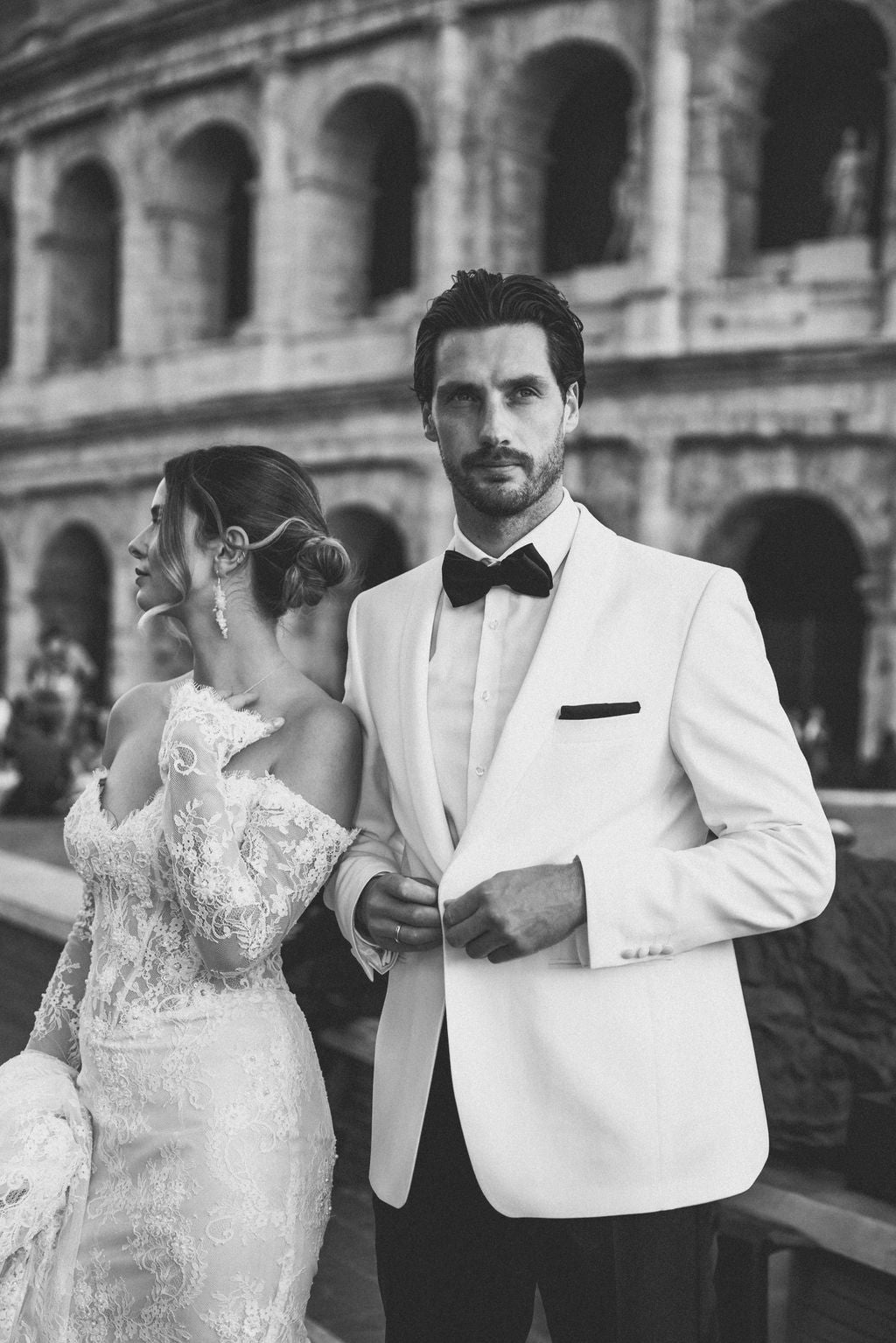 Brautohrringe, Silber und Weiß, Hängeohrringe mit weißen und transparenten Perlen, feine Perlenohrringe, Blüten aus weißem Softtüll, Schmuck für die Hochzeit, Perlenschmuck Ohrringe für das Standesamt, Brautmode, Schmuckbluete