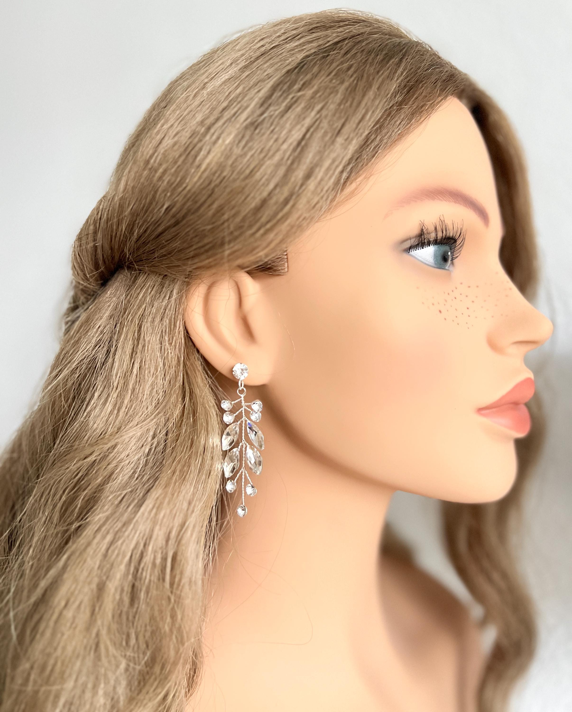 Schmuckset, Brautschmuck, Silber, Strass-Steine, Haarkamm, Ohrringe, glänzende Hängeohrringe, funkelnde Brautohrringe, Haarschmuck Braut, Schmuck Hochzeit standesamtliche Trauung, modern, Brautfrisur