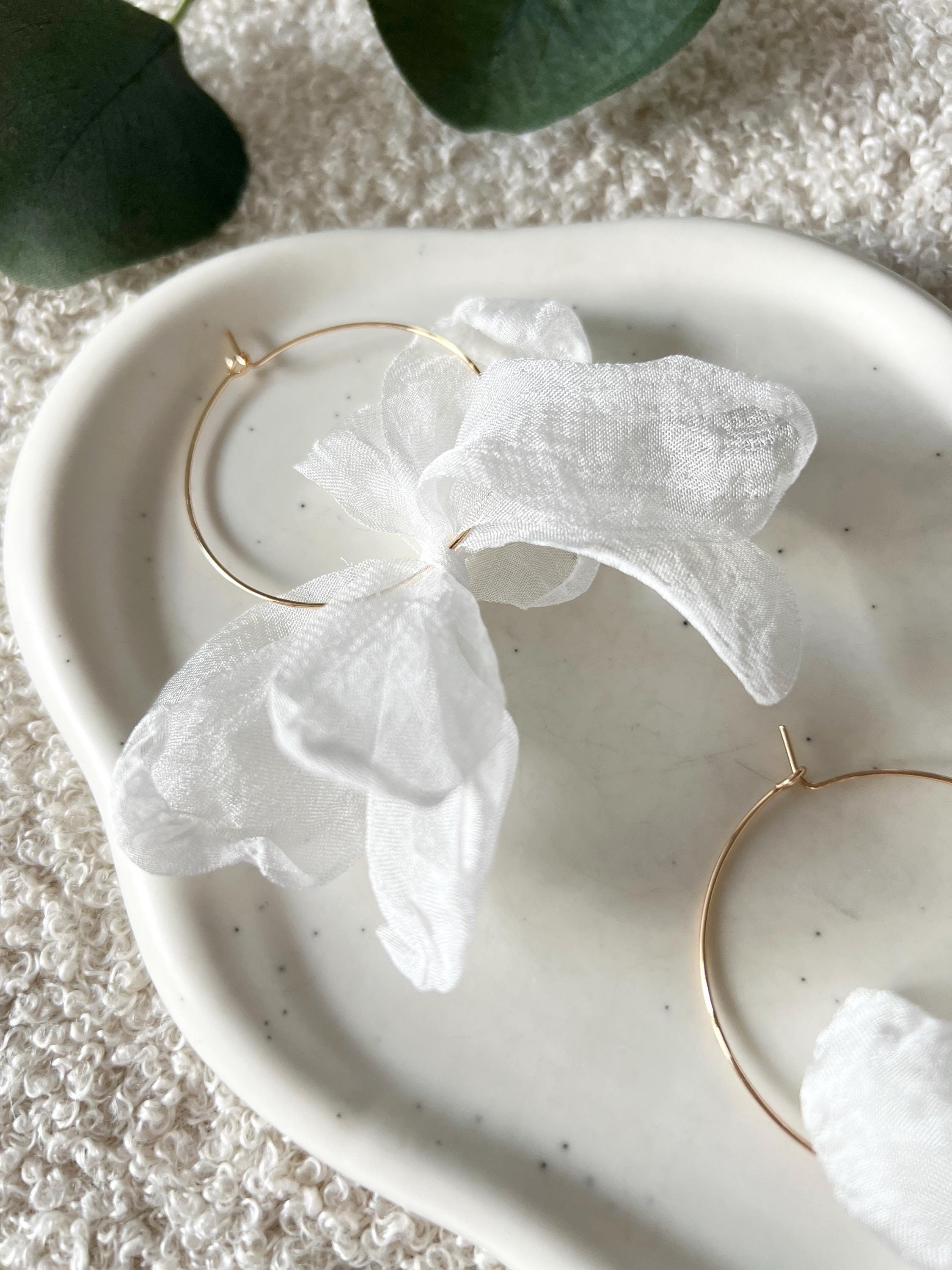 Brautohrringe, Blätter aus Stoff, Brautschmuck, weiß, moderne Ohrringe Standesamt, Brautschmuck, Blüten, große Hängeohrringe, Schmuck Hochzeit, Braut