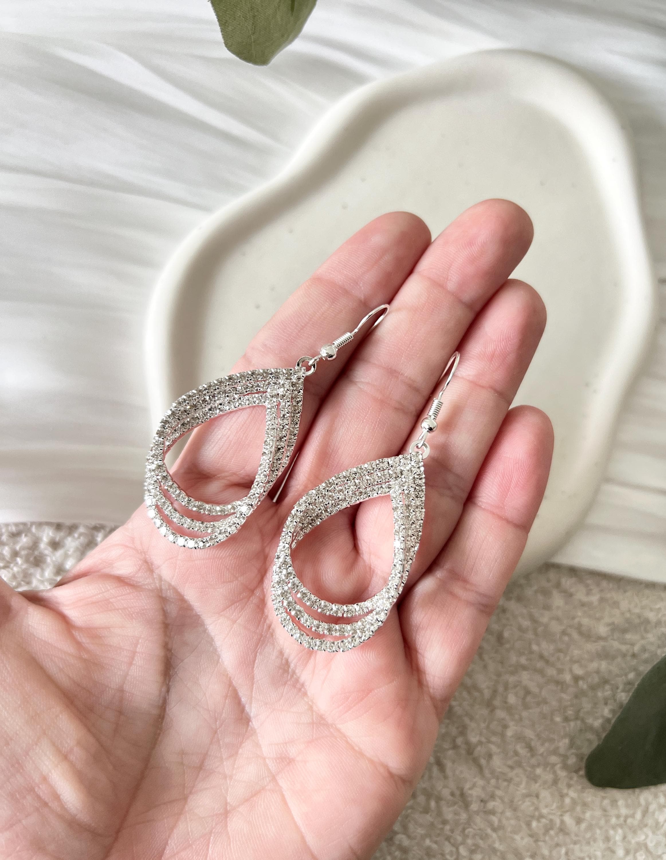 Ohrringe Braut, Silber, ovale Hängeohrringe, Strass, glänzender Brautschmuck, funkelnde Brautohrringe, Hochzeit, moderner Schmuck