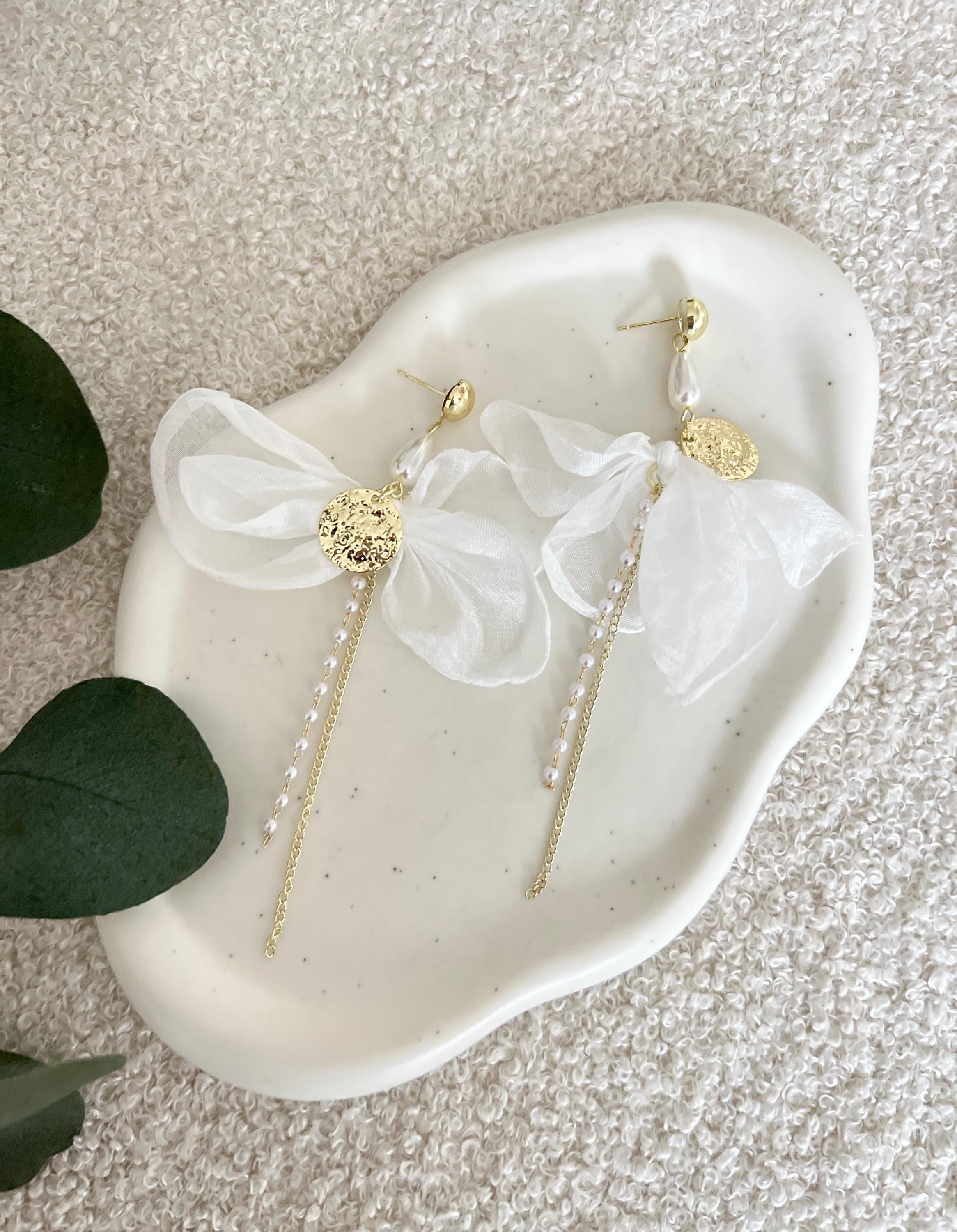 moderne Ohrringe Braut, Brautschmuck, weiß und Gold, elegante lange Hängeohrringe, weiße Perlen, Schmuck Standesamt Hochzeit, große Brautohrringe, extravagant, feiner Hochzeitsschmuck, Perlenschmuck