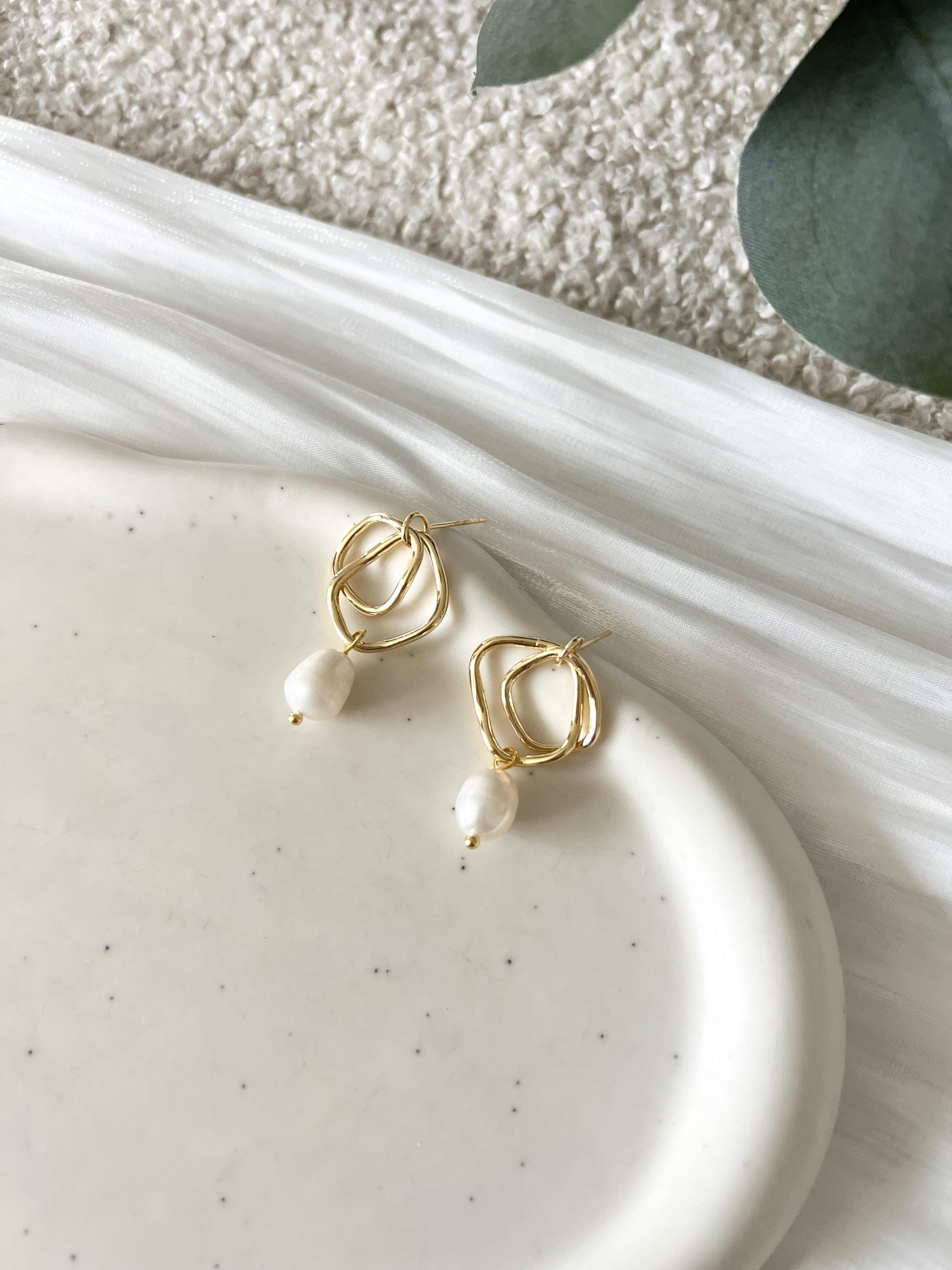 Perlenohrringe Braut, Gold, ovale Perlen, moderne Ohrstecker, elegante Ohrringe, geometrischer Brautschmuck, Brautohrringe, Schmuck Hochzeit