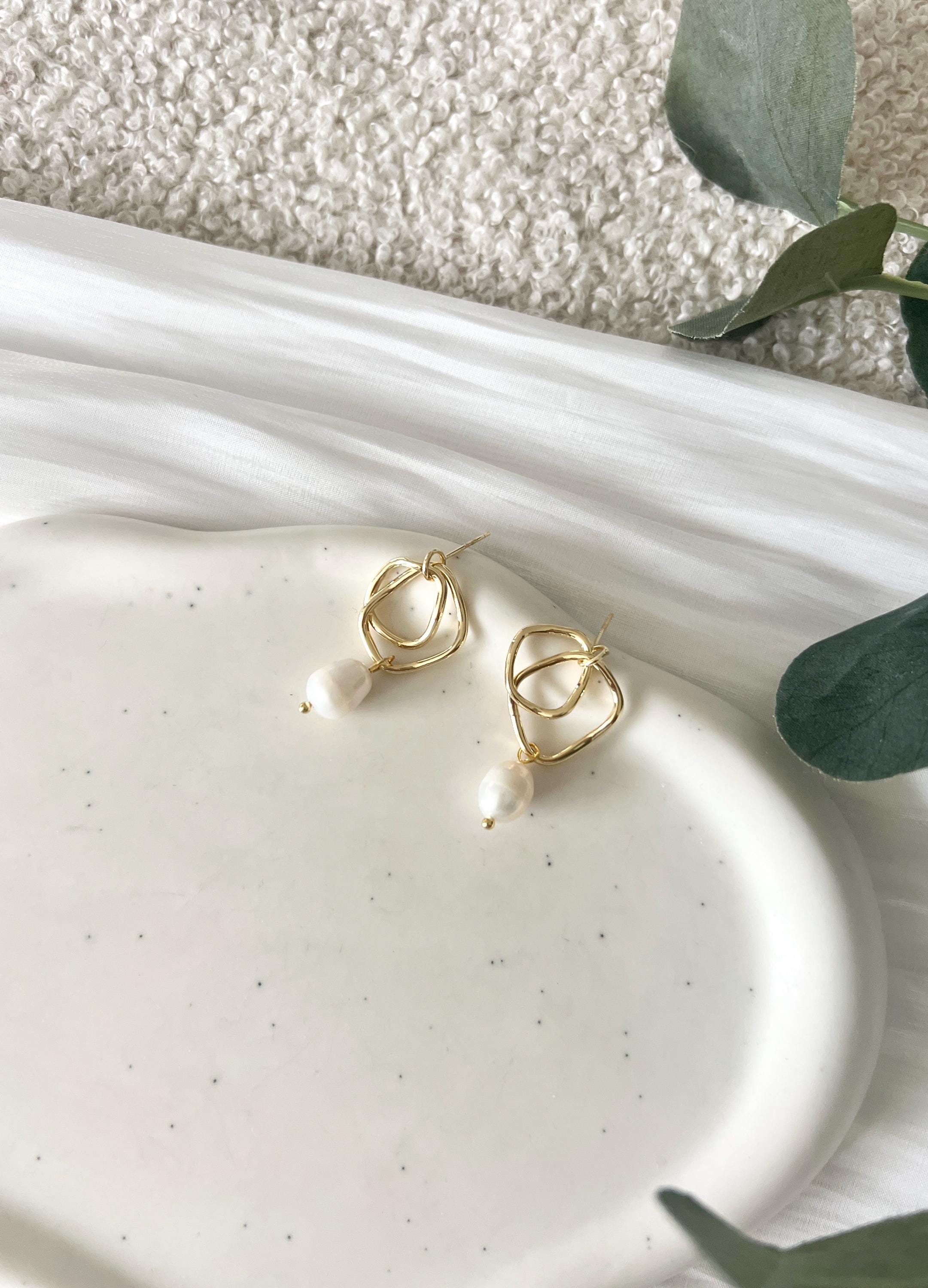 Perlenohrringe Braut, Gold, ovale Perlen, moderne Ohrstecker, elegante Ohrringe, geometrischer Brautschmuck, Brautohrringe, Schmuck Hochzeit