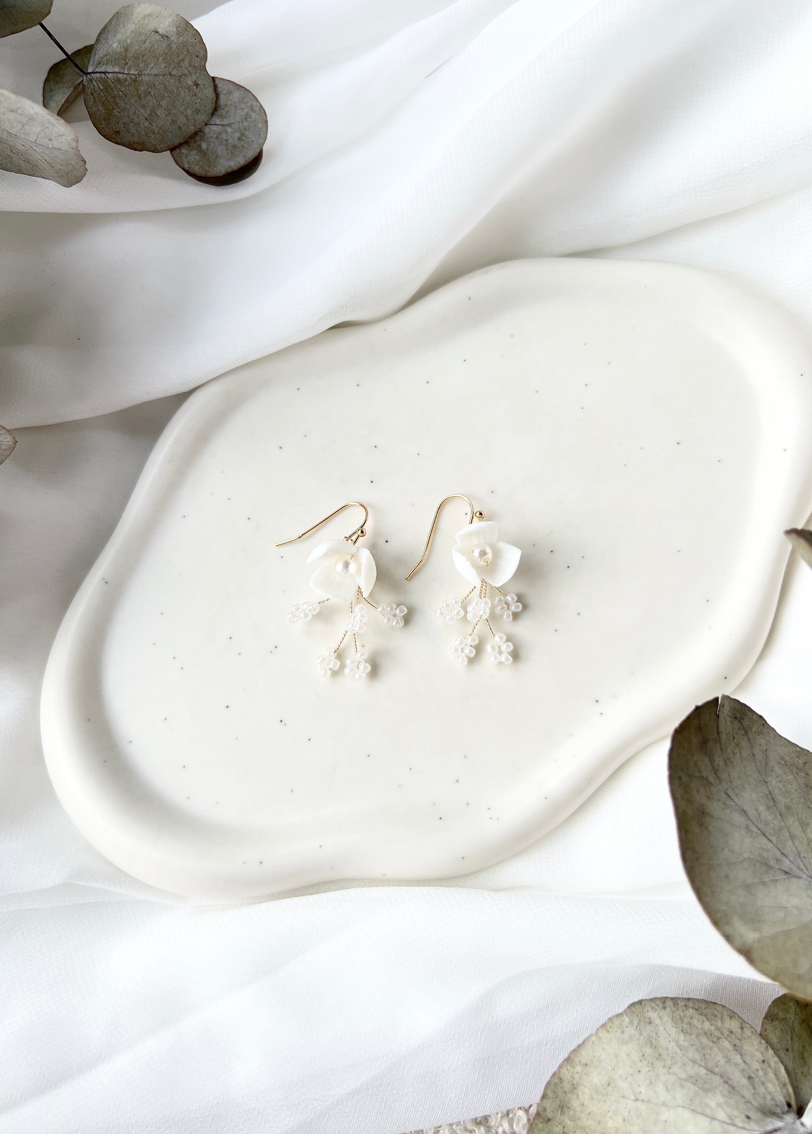 Feine handgefertigte Brautohrringe, zarte Keramikblumen und elegante kleine Perlen, goldener Juwelierdraht, Hochzeitsschmuck fuer die moderne Braut, Ohrringe, Schmuck Hochzeit, feinster Brautschmuck, hochwertige Verarbeitung, Weddinginspiration