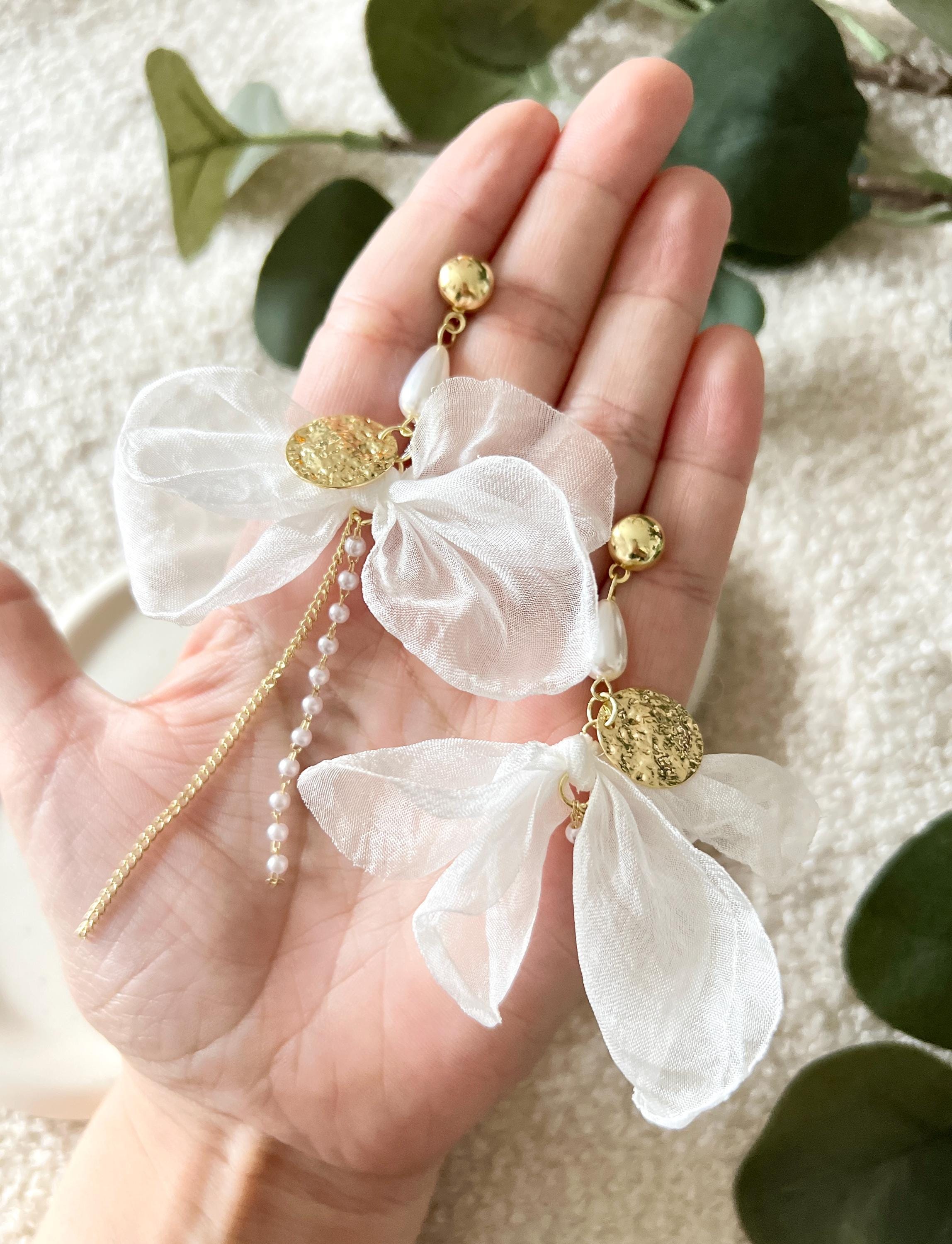 moderne Ohrringe Braut, Brautschmuck, weiß und Gold, elegante lange Hängeohrringe, weiße Perlen, Schmuck Standesamt Hochzeit, große Brautohrringe, extravagant, feiner Hochzeitsschmuck, Perlenschmuck