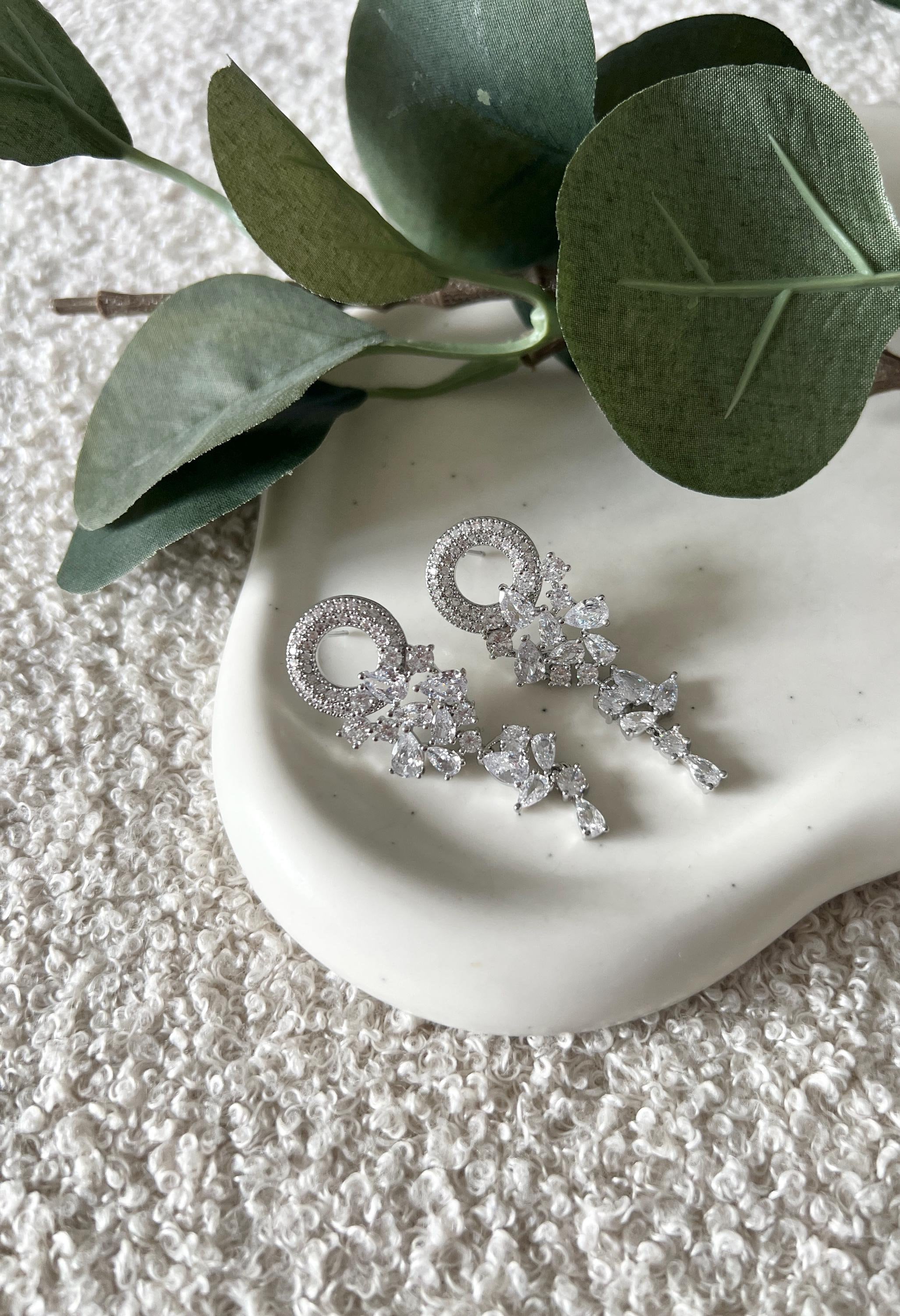 Moderne Brautohrringe, silberne Ohrringe, Schmuck Silber, Brautschmuck, Standesamtlook, Bride to Be, feine funkelnde Haengeohrringe, Brautjungfer, Schmuckbluete