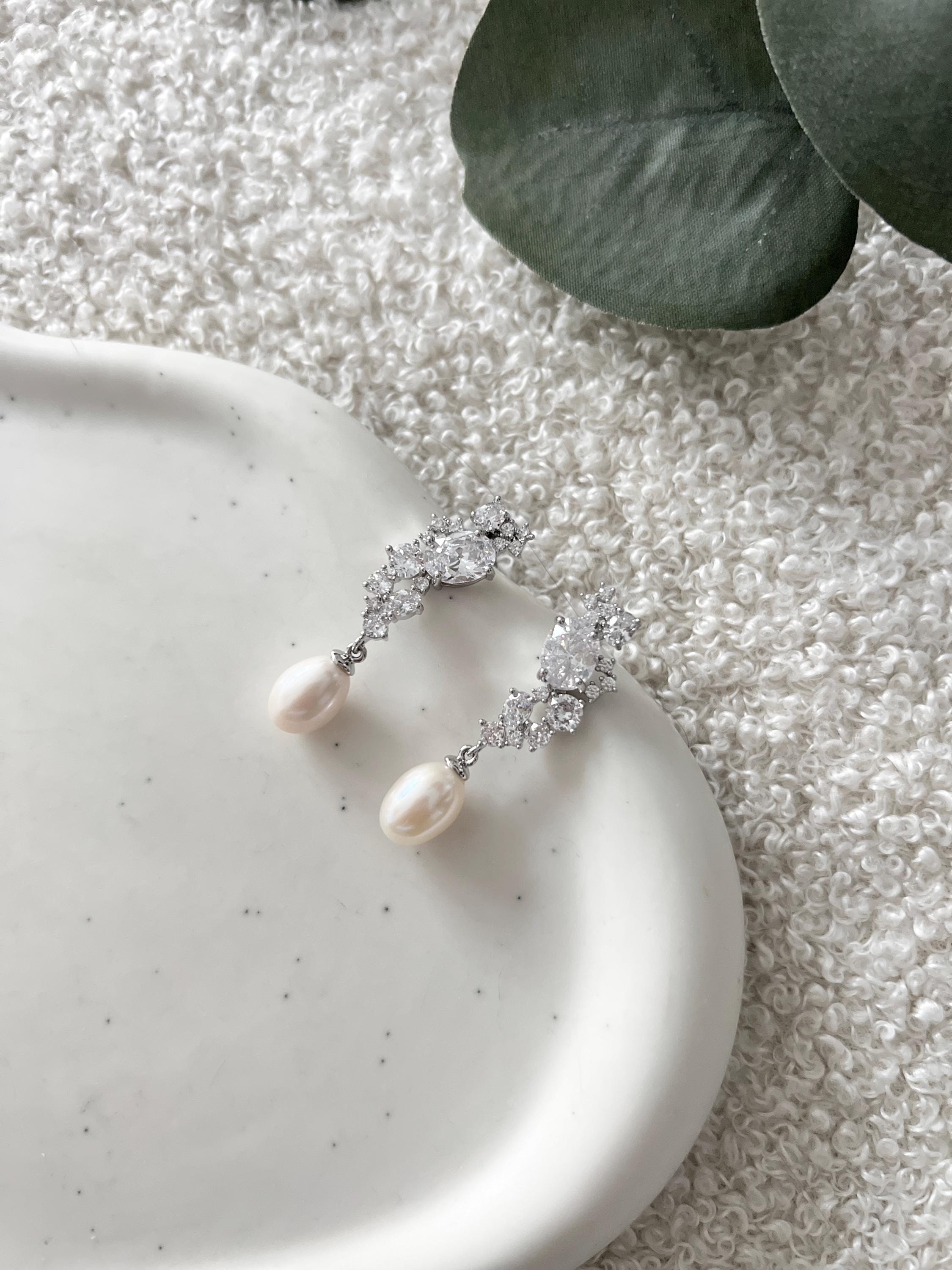 Perlenohrringe, Cubic Zirconia, ovale Perlen, Ohrringe Hochzeit, moderne Hängeohrringe, Standesamt, Schmuck Braut, Brautschmuck Hochzeit, elegante Ohrstecker, Perlenschmuck