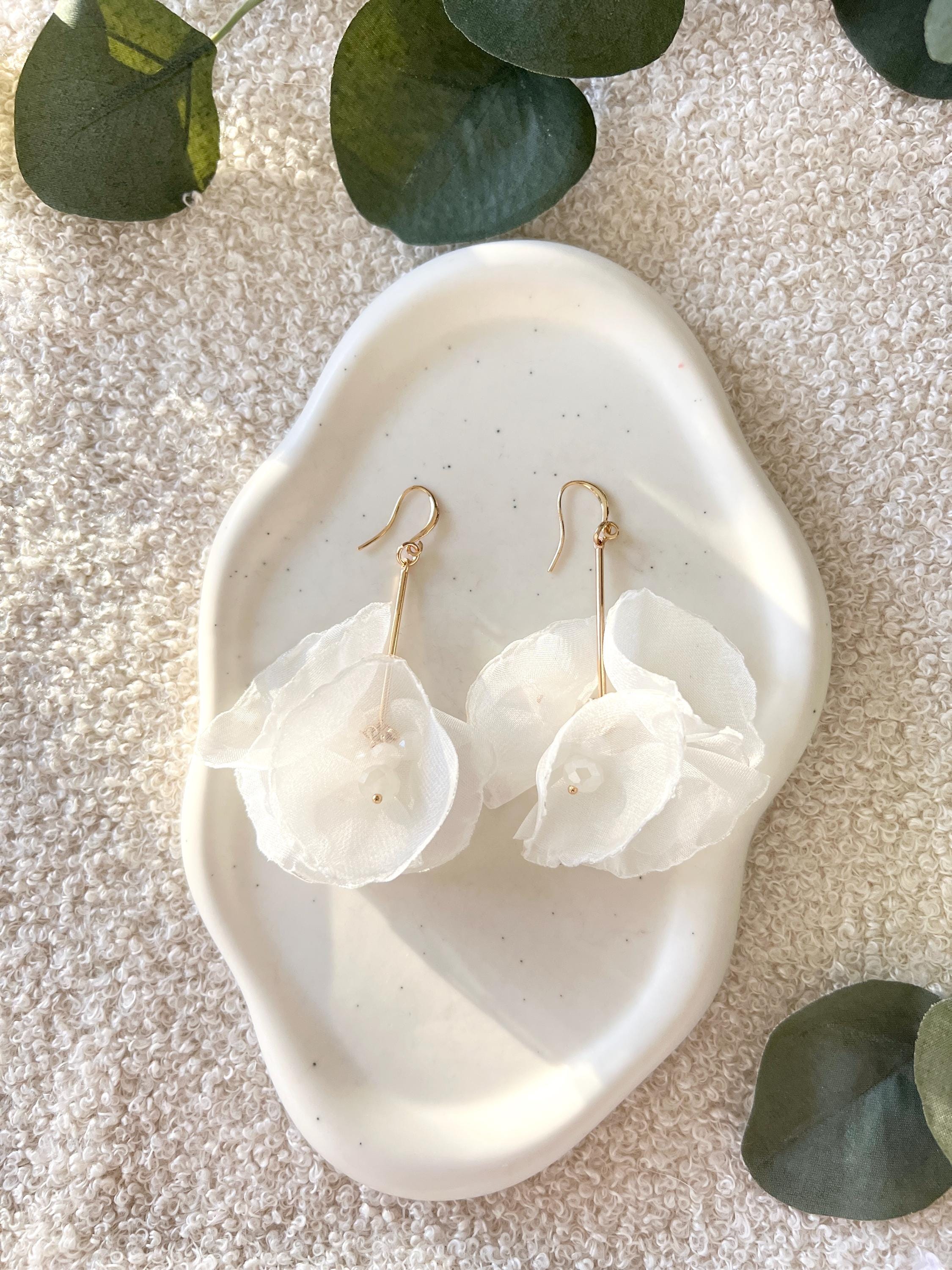 Moderne Ohrringe, Brautohrringe, Gold, weiße Blüten, glänzende Perlen, Perlenschmuck, Stoff, Hängeohrringe, Brautschmuck, Schmuck Hochzeit, Perlenohrringe