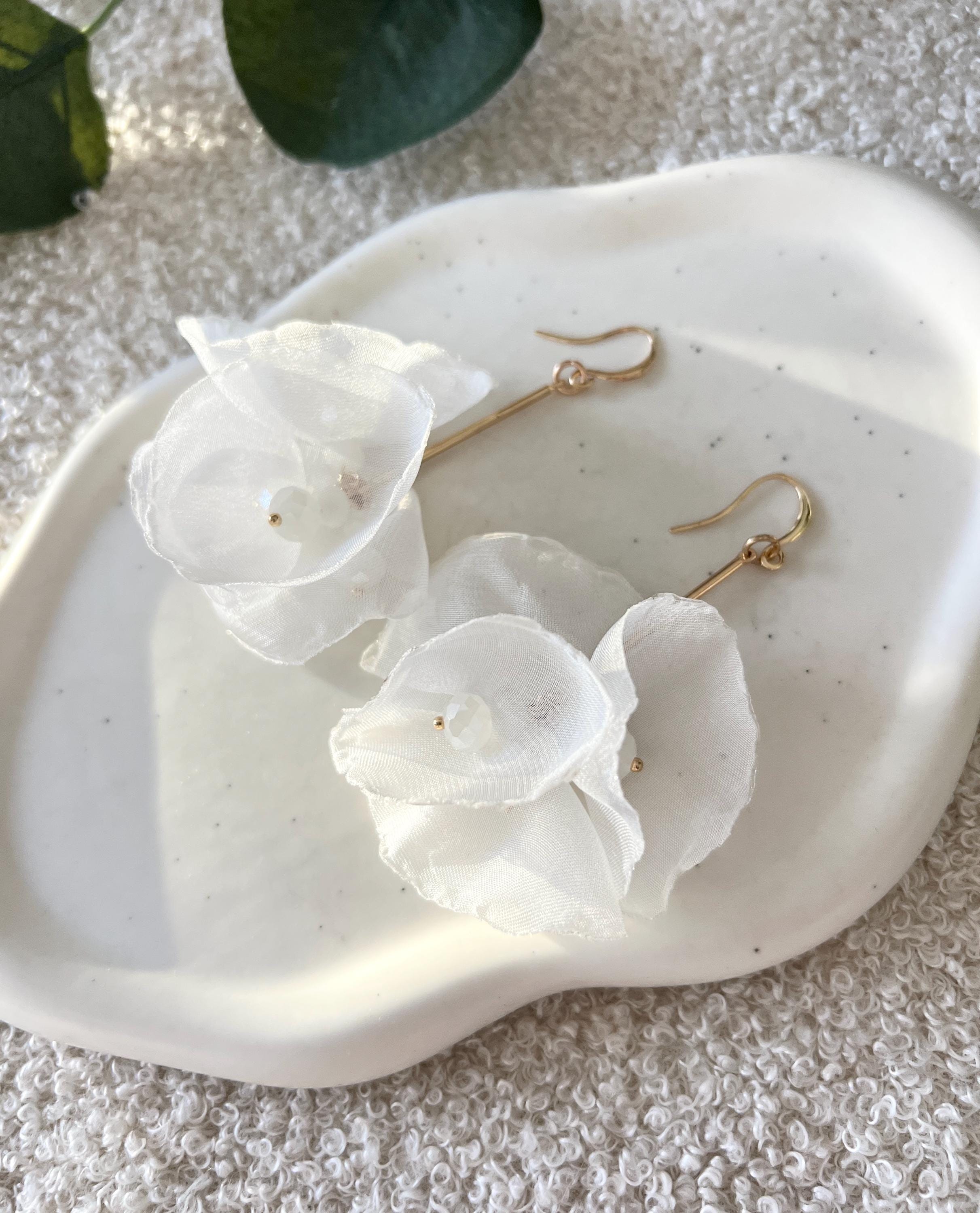Moderne Ohrringe, Brautohrringe, Gold, weiße Blüten, glänzende Perlen, Perlenschmuck, Stoff, Hängeohrringe, Brautschmuck, Schmuck Hochzeit, Perlenohrringe