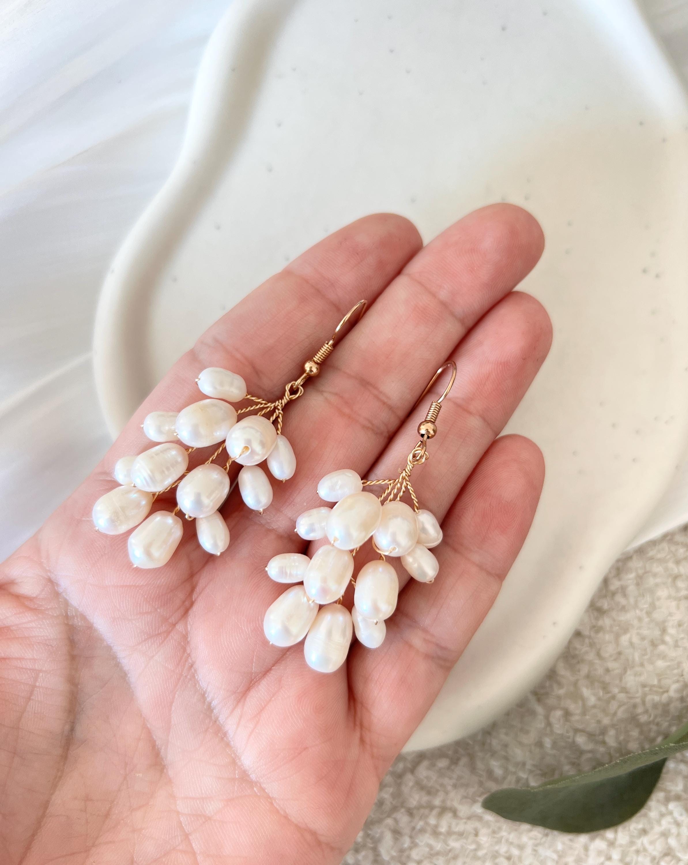 Ohrringe Braut, weiße Perlen, Gold, Hängeohrringe, elegante Brautohrringe, Hochzeit, Schmuck, Brautschmuck, Ohrschmuck Brautjungfer, Perlenschmuck, feine Perlenohrringe