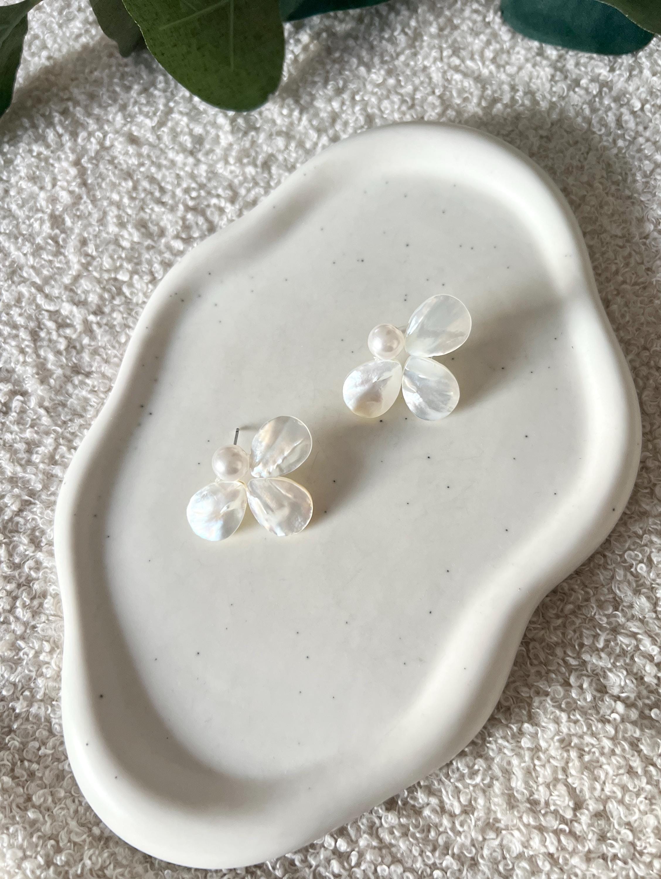 Ohrringe, weisse Ohrstecker, große Brautohrringe, Perlmutt Blätter, feiner Brautschmuck, Schmuck Hochzeit, Blütenohrringe, moderne Ohrstecker, Standesamt, Perlenschmuck, Perlenohrringe, Weddinginspiration