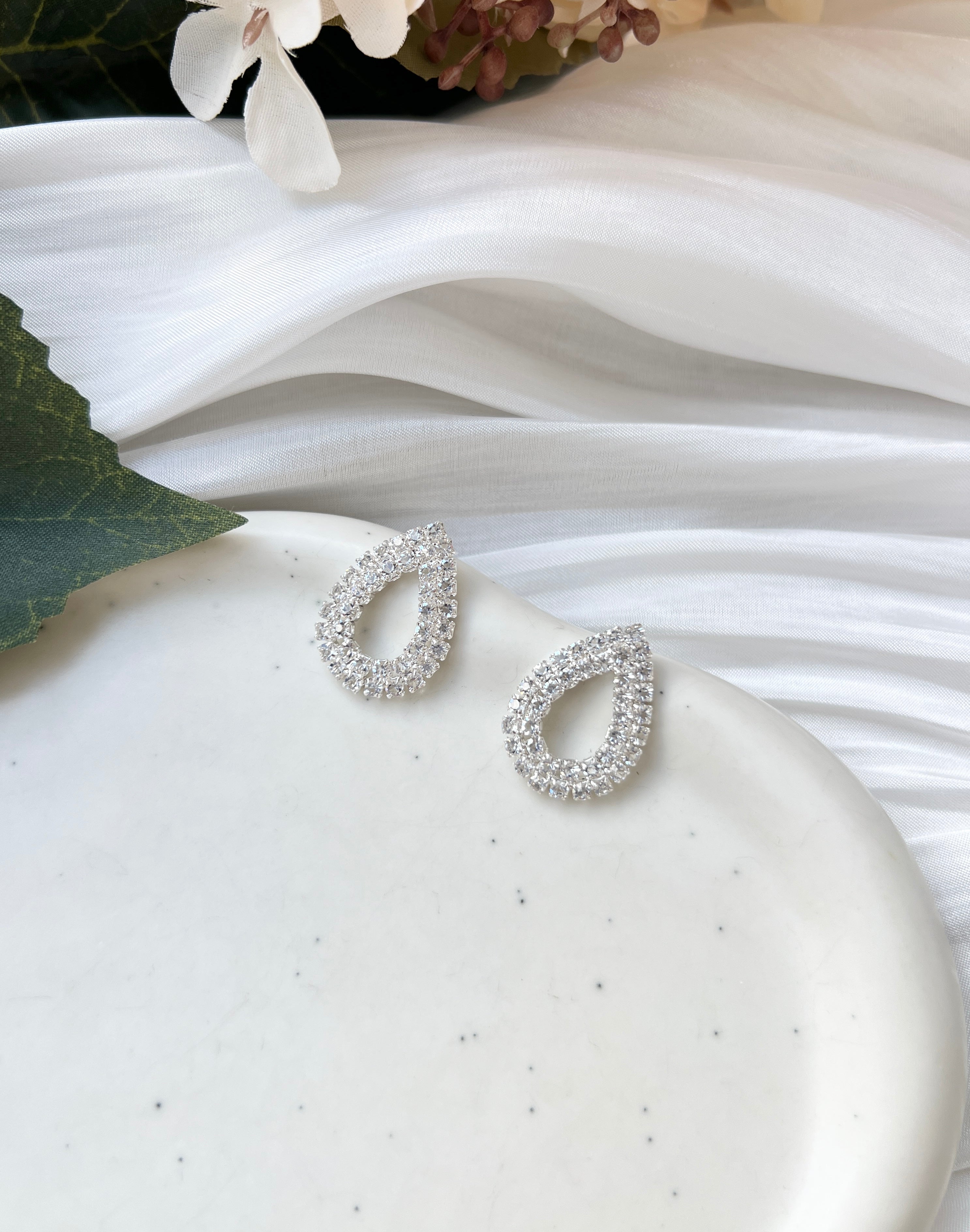 Feine Ohrstecker, silberne Brautohrringe, Strasssteine, hochwertiger Brautschmuck, elegante Ohrringe, glaenzender Schmuck, Hochzeitsschmuck, Tropfenform, Geschenk fuer Sie, Damenschmuck, Geburtstagsgeschenk, Standesamtlook, Weddinginspiration, Bridalinspo