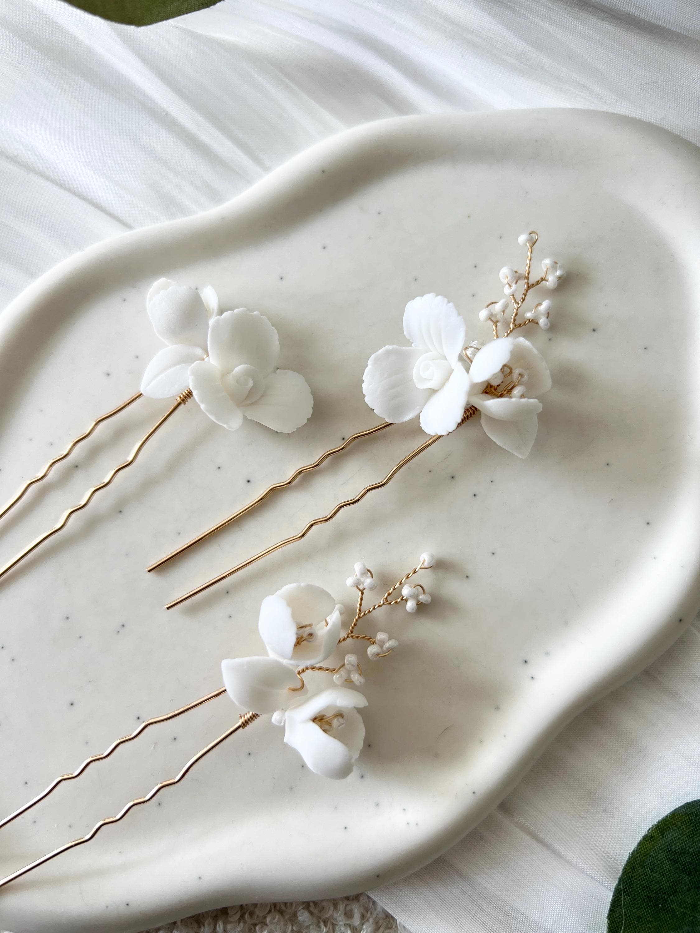 Haarnadeln, 3 Stück, Brautset, Gold, weiße Perlen, Couture-Blüten, Keramikblumen, weiße Blumen, Brautschmuck, Hochzeit, feiner Haarschmuck, Perlenschmuck, Brautjungfer, Schmuck Hochzeit