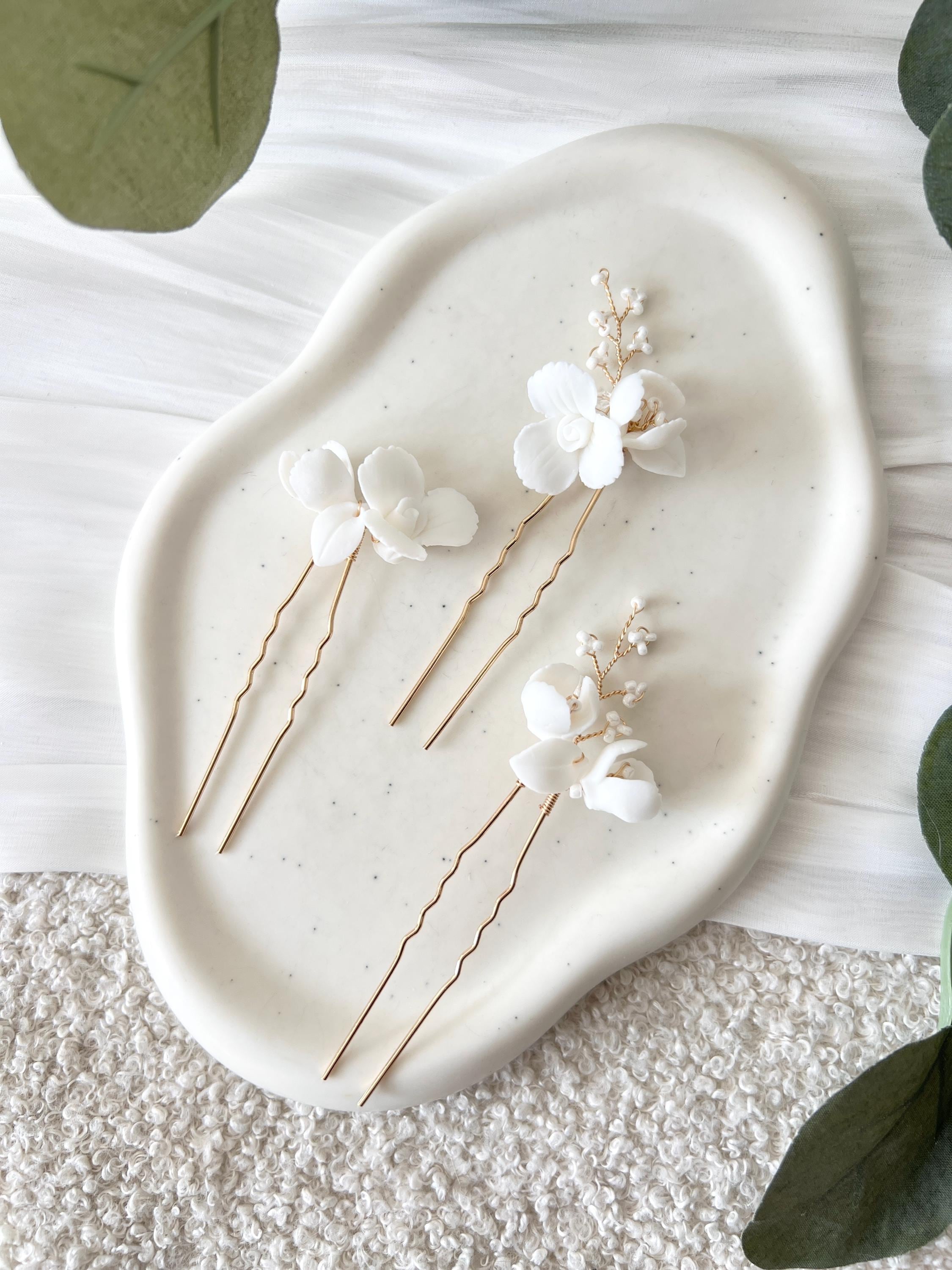 Haarnadeln, 3 Stück, Brautset, Gold, weiße Perlen, Couture-Blüten, Keramikblumen, weiße Blumen, Brautschmuck, Hochzeit, feiner Haarschmuck, Perlenschmuck, Brautjungfer, Schmuck Hochzeit