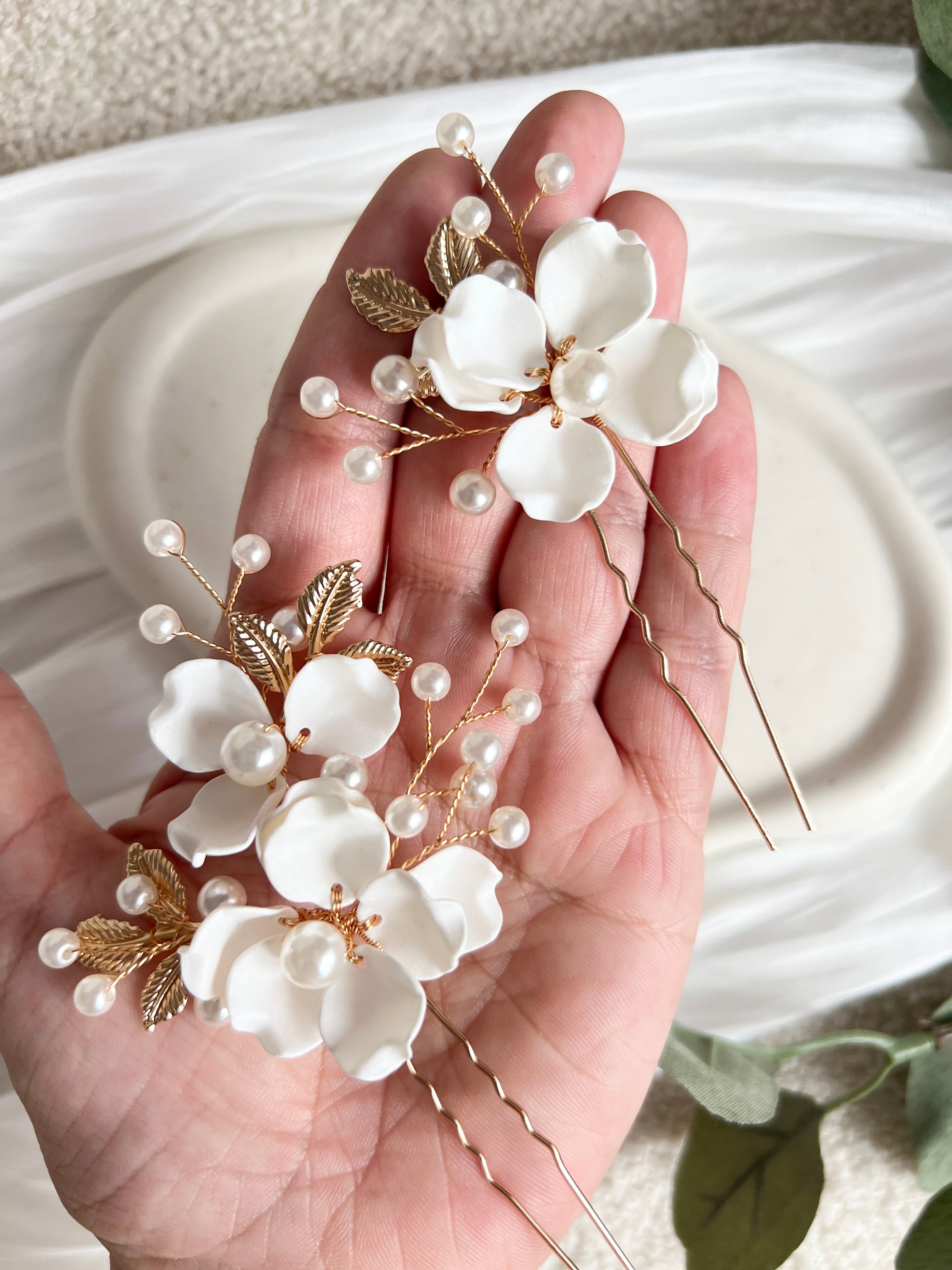 Haarnadeln, Set 2 Stueck, weisse Perlen, Brautschmuck, Haarschmuck mit weissen Blumen und goldenen Blättern, Brauthaarschmuck mit Blueten, Perlenschmuck für die Braut, Brautjungfer, Trauzeugin, Brautfrisur Zubehoer, Schmuckbluete